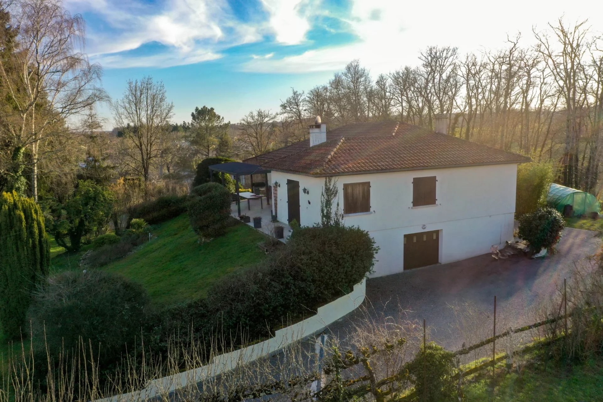 Detached spacious house, on edge of  village, surrounded by garden and luxury lounge area, Poitou-Charentes – France – BVI78032