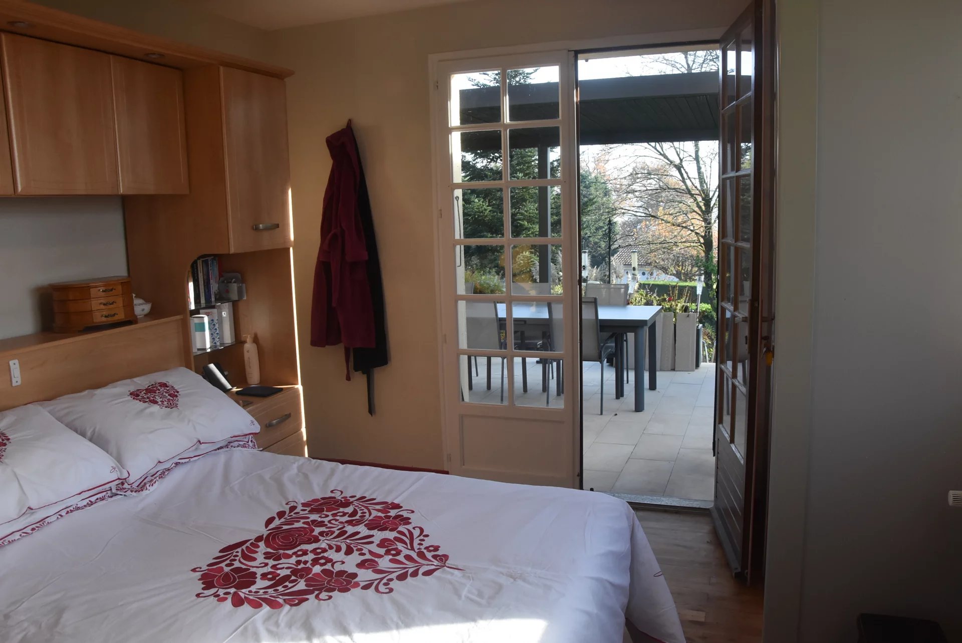 Detached spacious house, on edge of  village, surrounded by garden and luxury lounge area, Poitou-Charentes – France – BVI78032