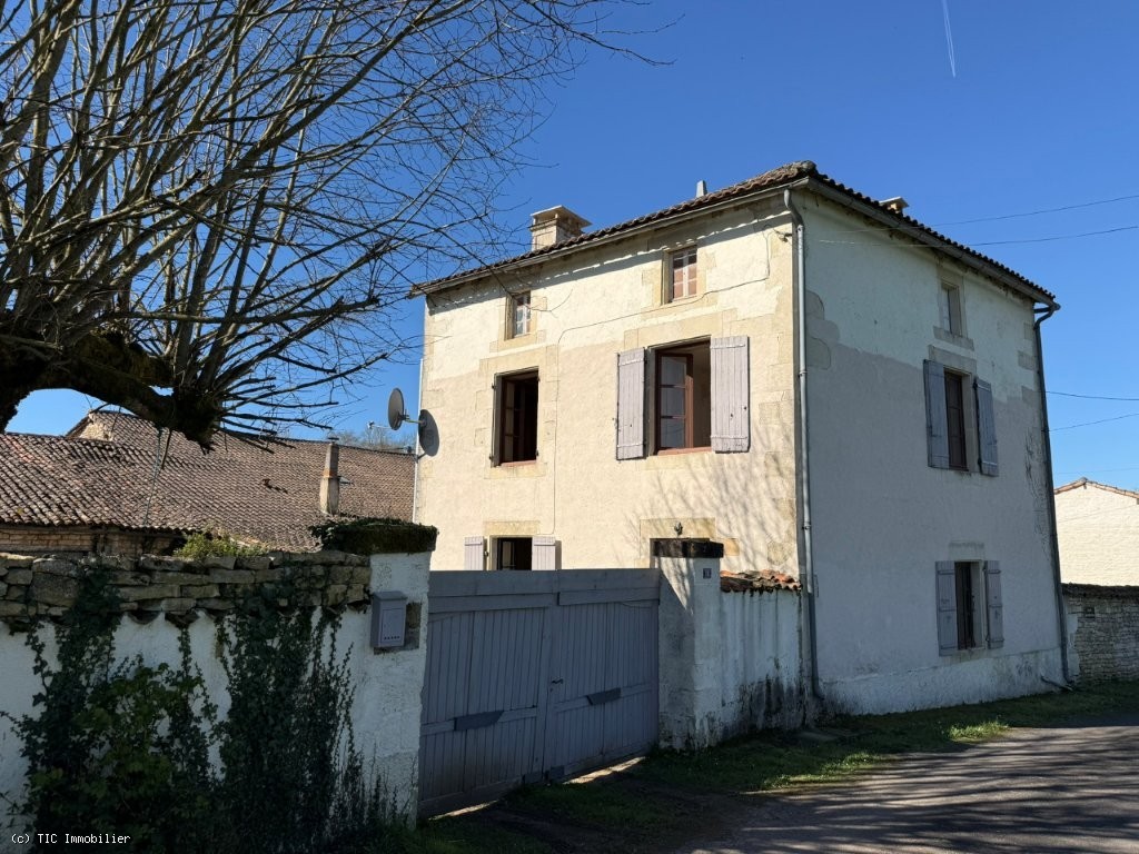 2 bedroom House in Villefagnan, France – r7450