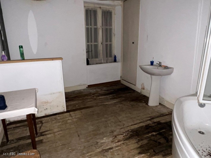 7 bedroom House in Champagne-Mouton, France – r7043