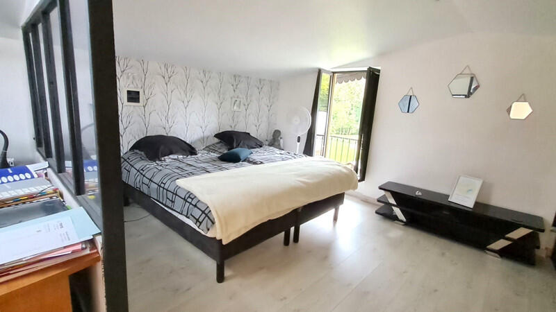 A privileged lifestyle in the heart of rural Normandy and a genuine entrepreneurial opportunity. Located in Souleuvre-en-Bocage