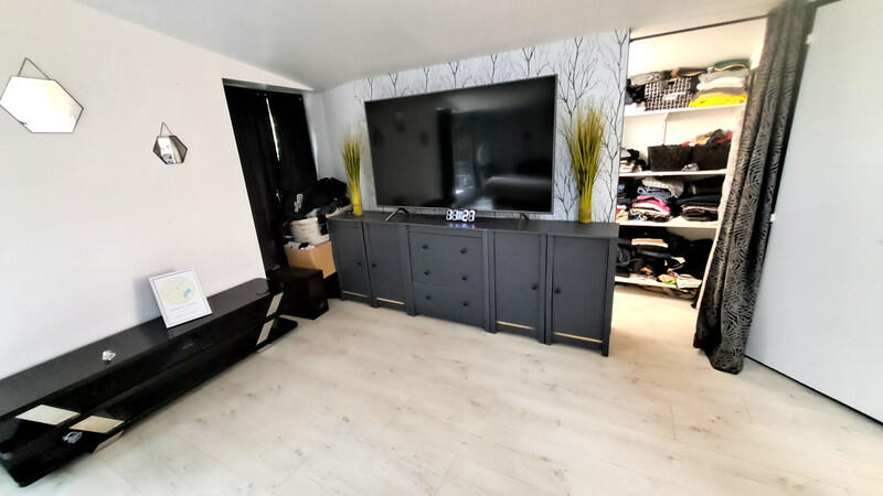 A privileged lifestyle in the heart of rural Normandy and a genuine entrepreneurial opportunity. Located in Souleuvre-en-Bocage