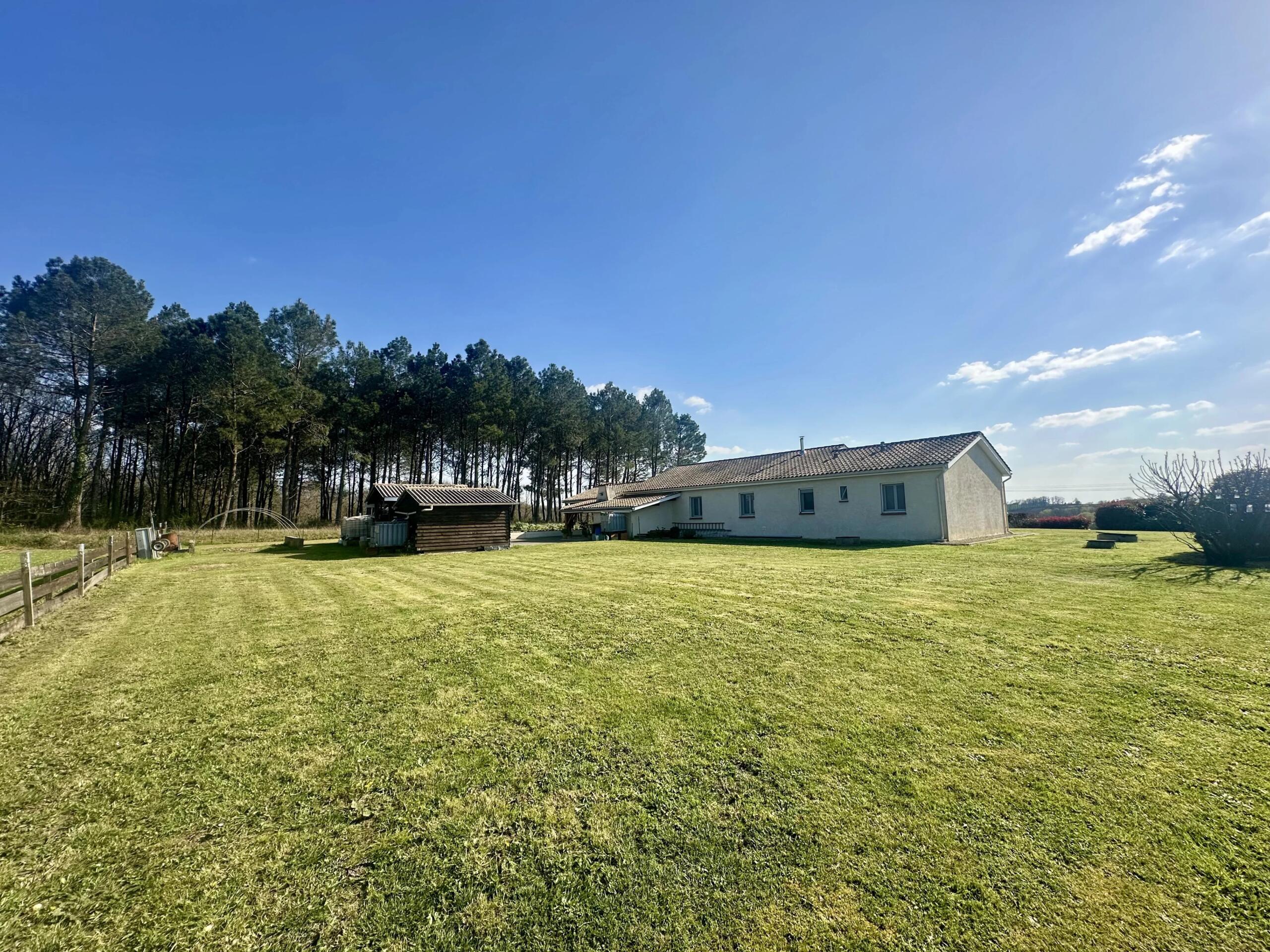 3-bed house with panoramic views close to Eymet, Aquitaine – France – BVI84117