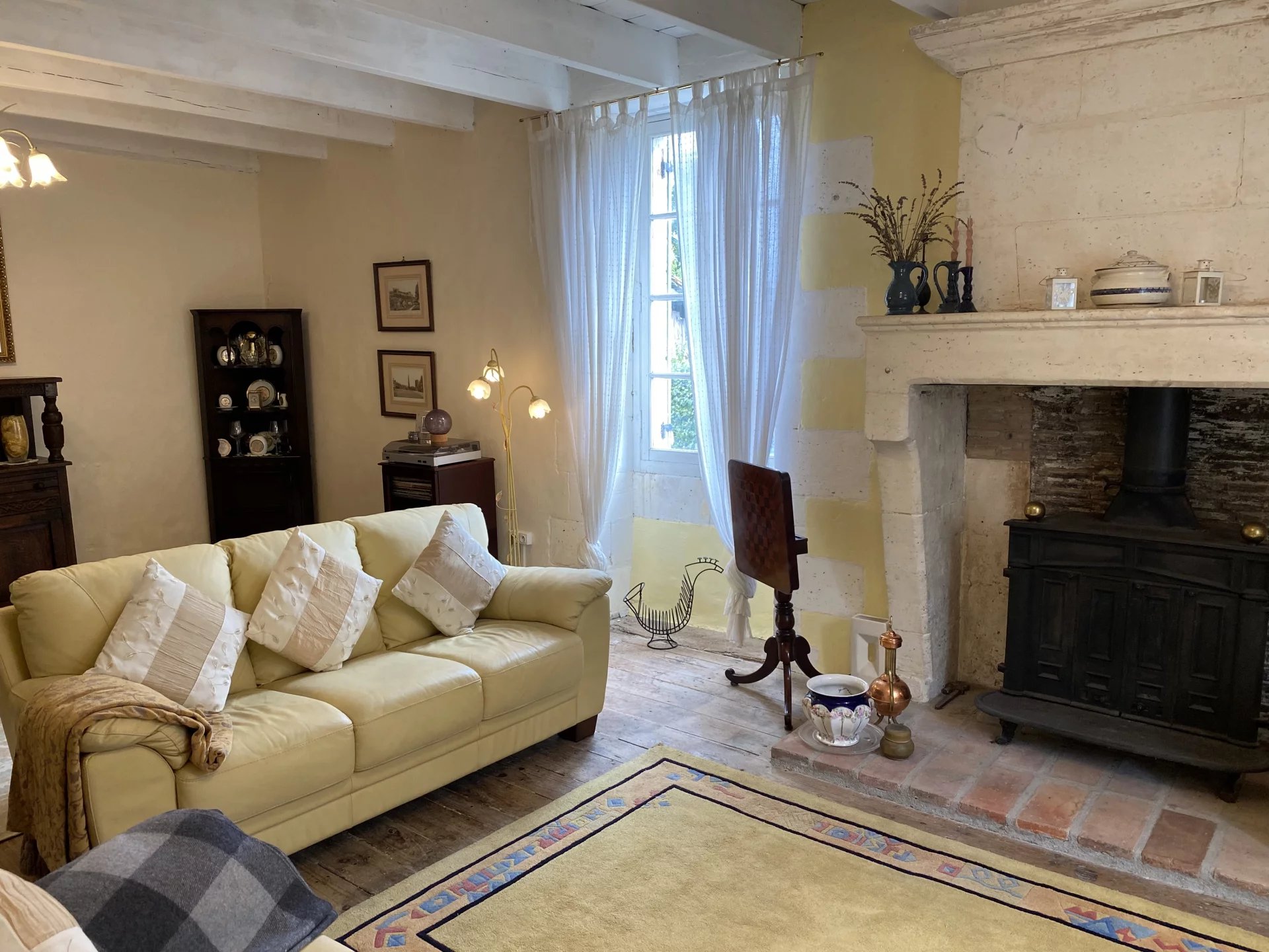 Character 2 bedroom stone house with barn and gardens, Poitou-Charentes – France – BVI77432