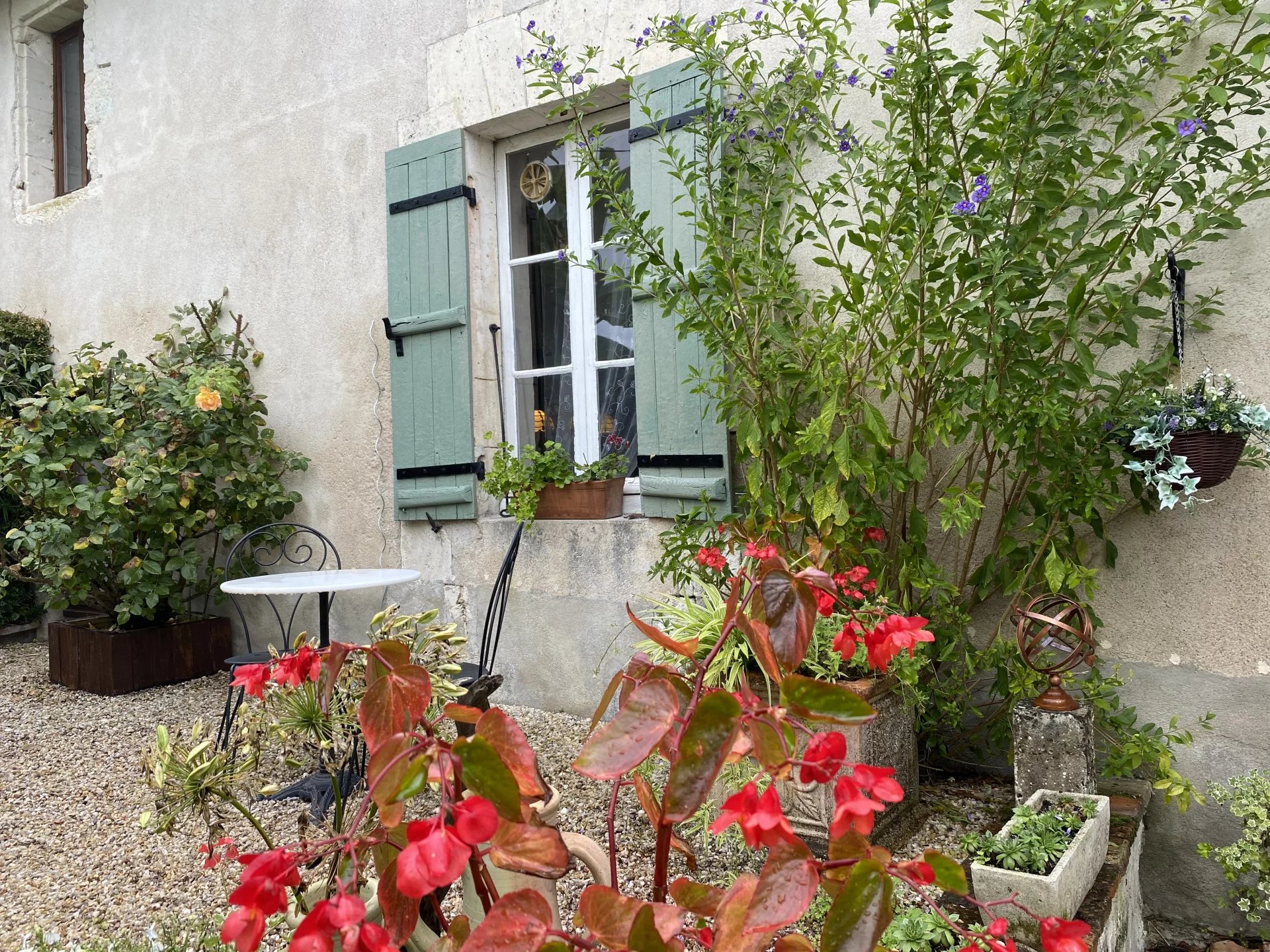 Character 2 bedroom stone house with barn and gardens, Poitou-Charentes – France – BVI77432