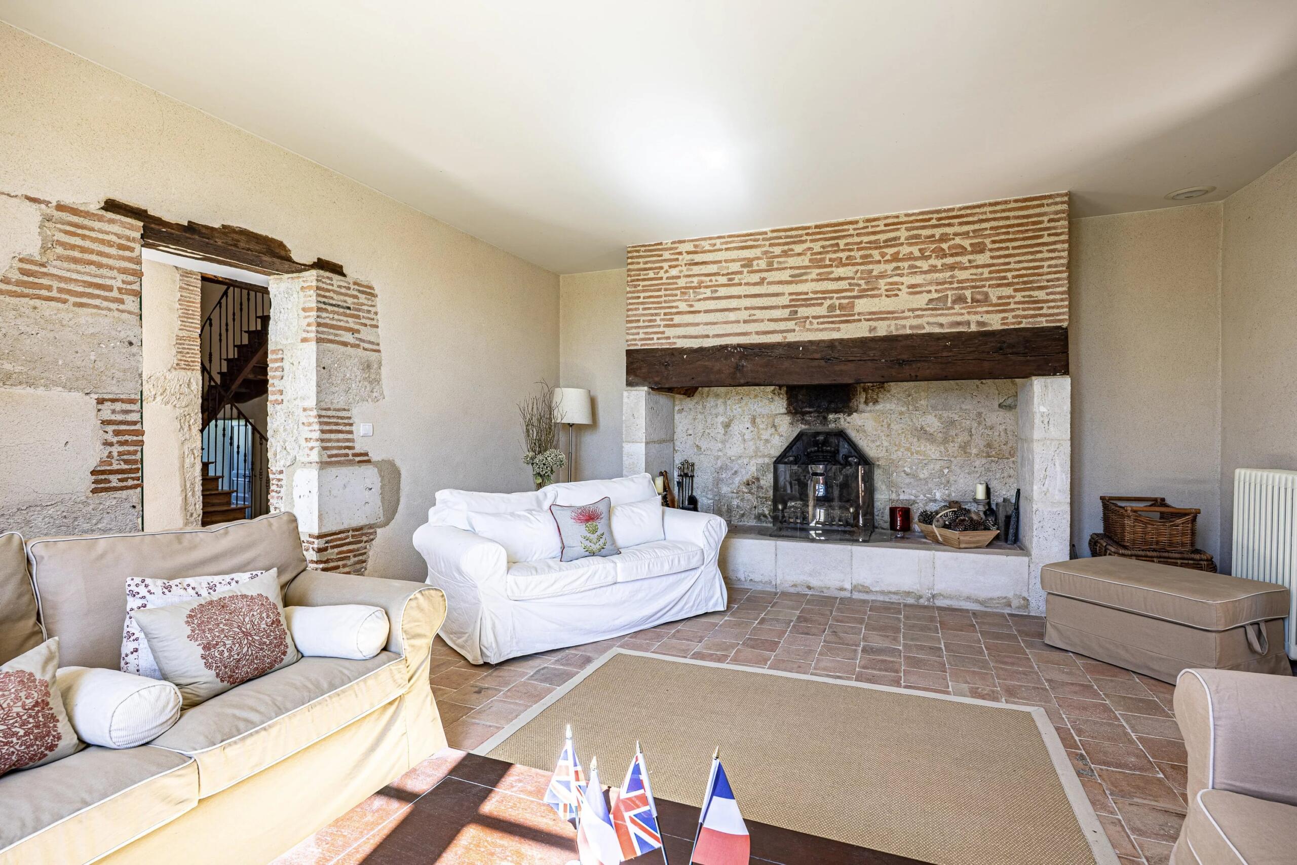 Luxury Manor House with Pool, Pigeonnier and 3.5 Acres – Near Lectoure, Gers, Southwest France, Midi-Pyrénées – France – BVI83043