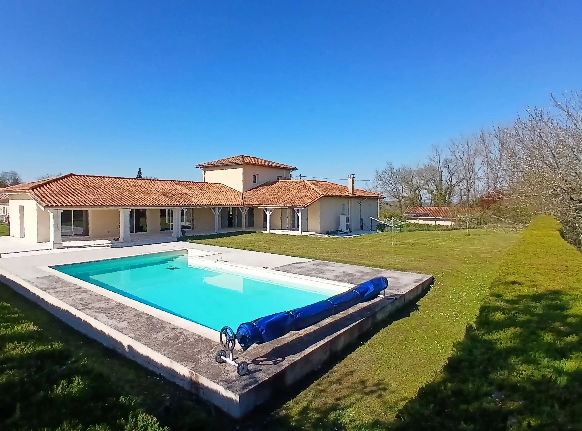 Modern 5 bedroom villa with swimming pool, Poitou-Charentes – France – BVI84701