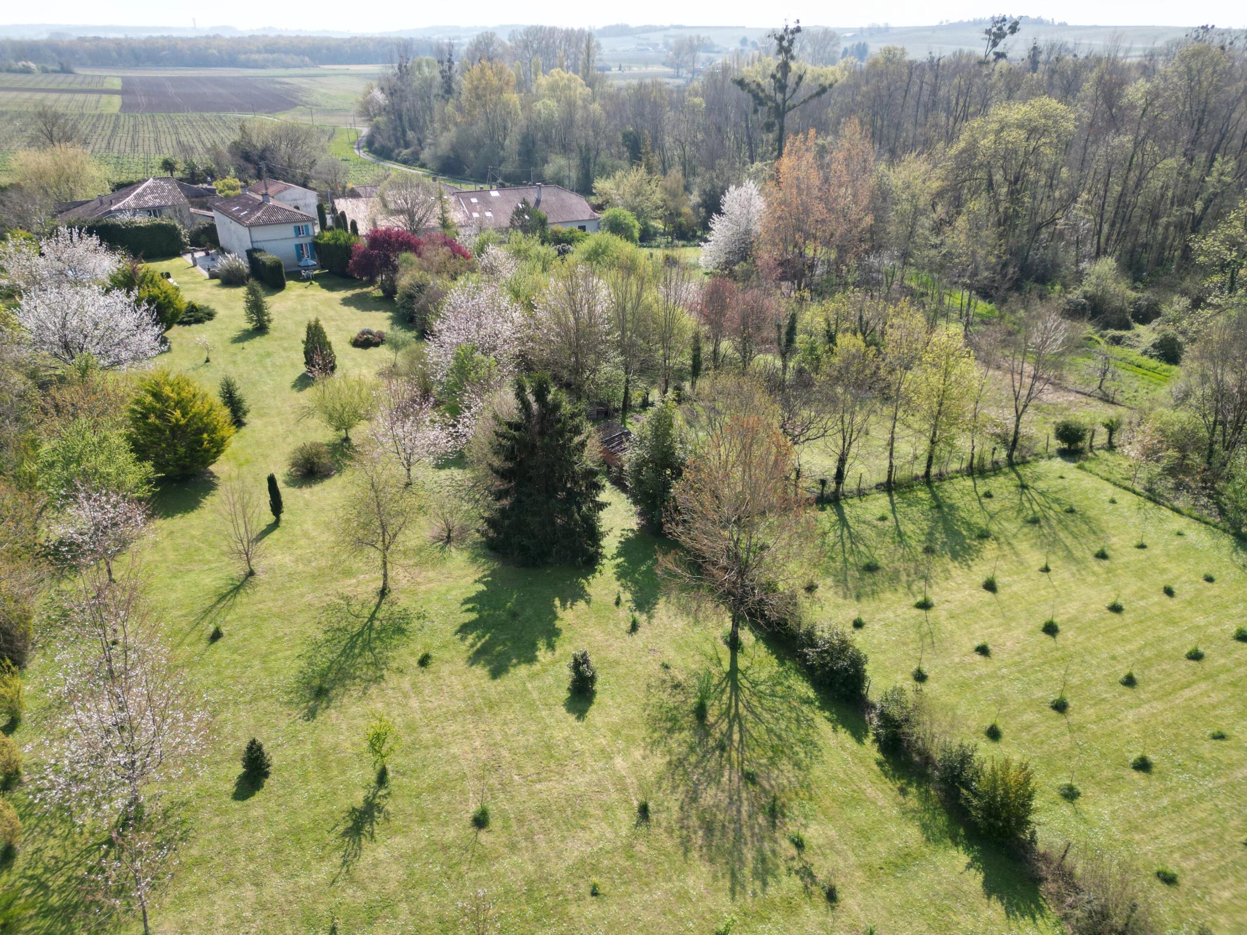 Maison de Maitre plus 2 Cottages Close to Pretty Estuary Ports, Poitou-Charentes – France – BVI81181