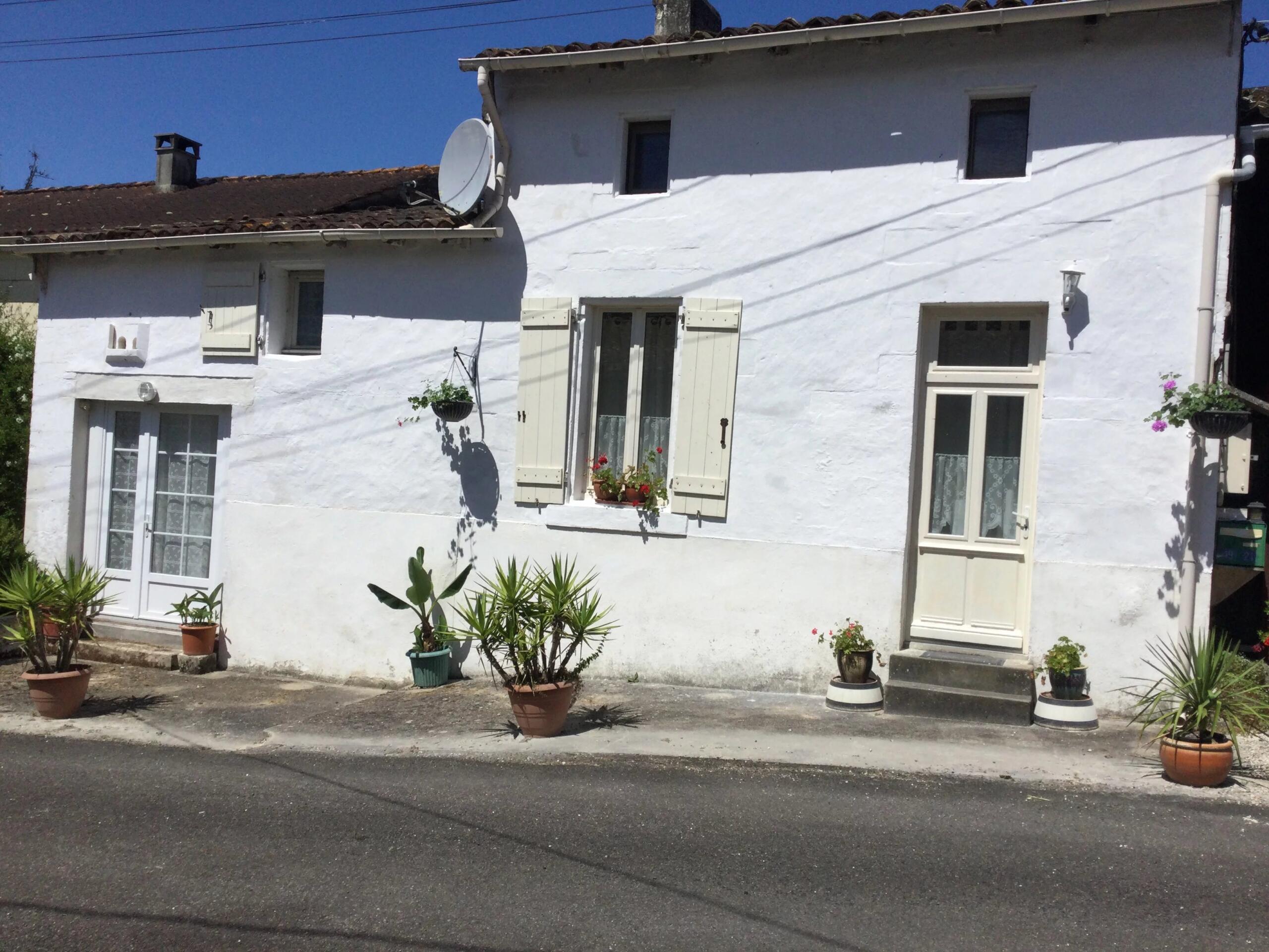 Maison de Maitre plus 2 Cottages Close to Pretty Estuary Ports, Poitou-Charentes – France – BVI81181