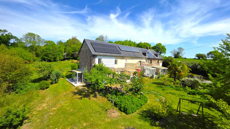 A true haven of peace in the countryside, featuring a main residence and four independent holiday cottages, offering an ideal setting for a thriving tourism business and ecotourism activities