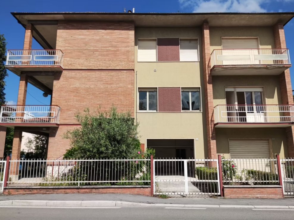 Spacious Corner Large 3-Bedroom Apartment in Central Italy -Payment terms: €1,250 per month over 120 months (no mortgage) – Matelica, Marche