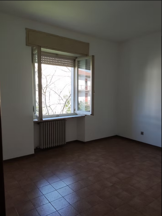 Spacious Corner Large 3-Bedroom Apartment in Matelica, Marche – Central Italy