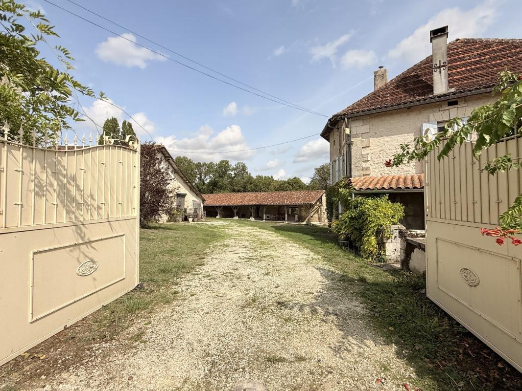 4 bedroom demeure in Aubeterre Sur Dronne, Charente, France