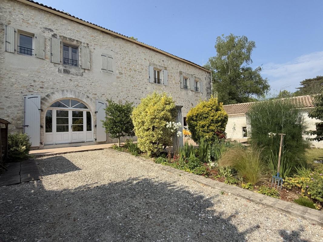 5 bedroom maison in Vouzan, Charente, France