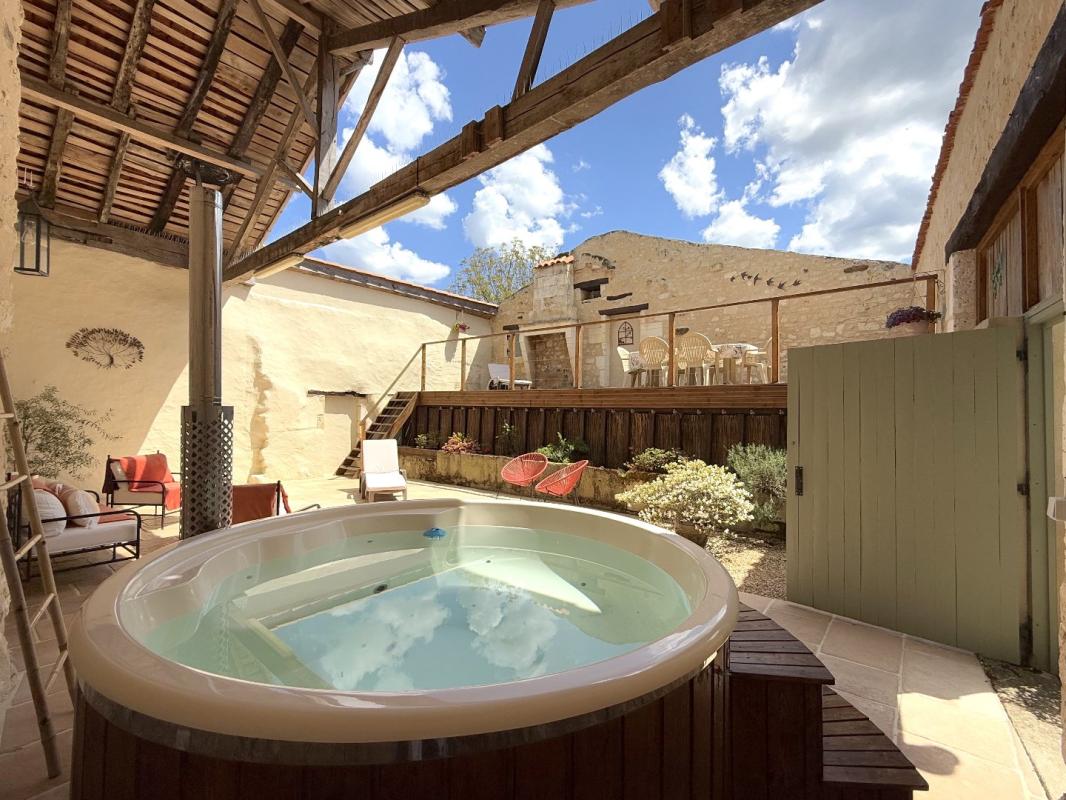 4 bedroom maison in Leguillac De Cercles, Dordogne, France