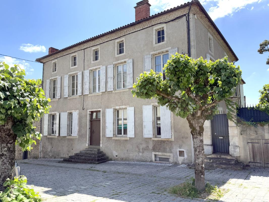 5 bedroom maison de maitre in Nontron, Dordogne, France