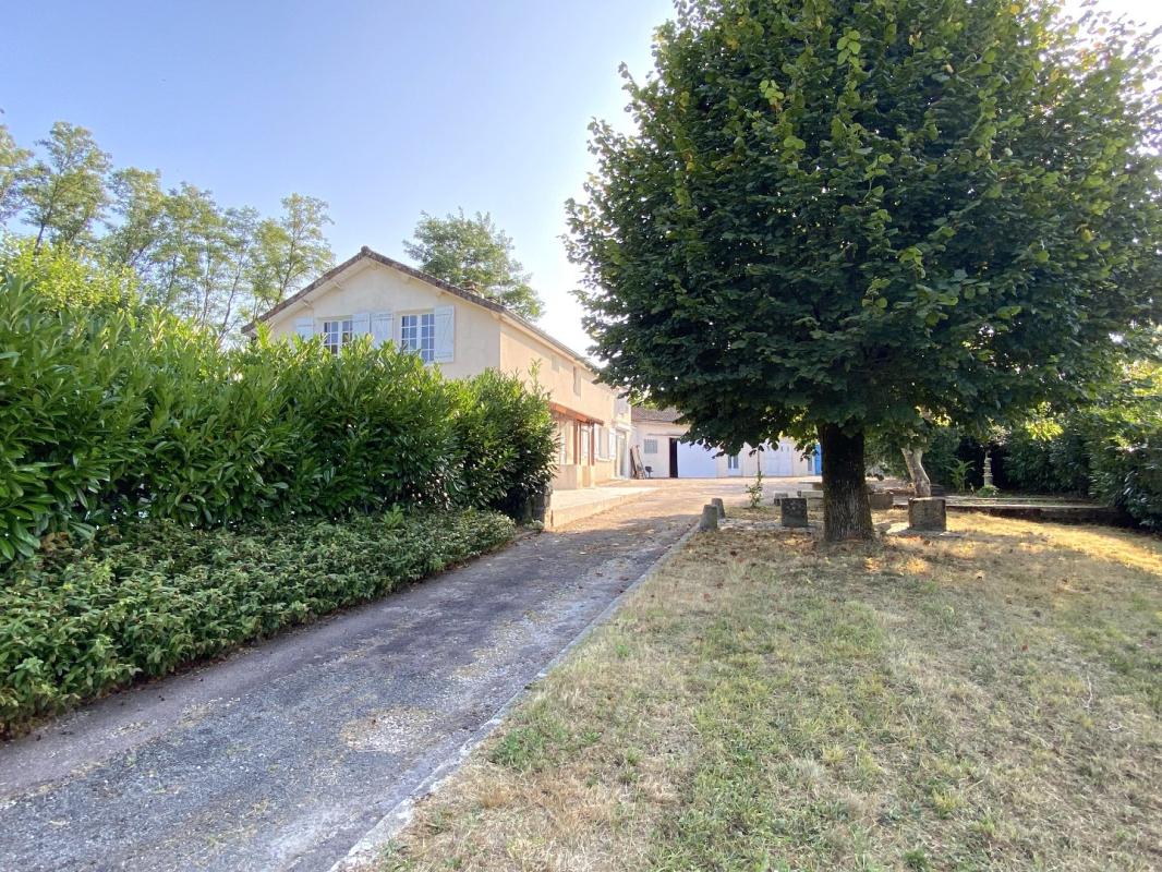 6 bedroom maison in Bussiere Badil, Dordogne, France