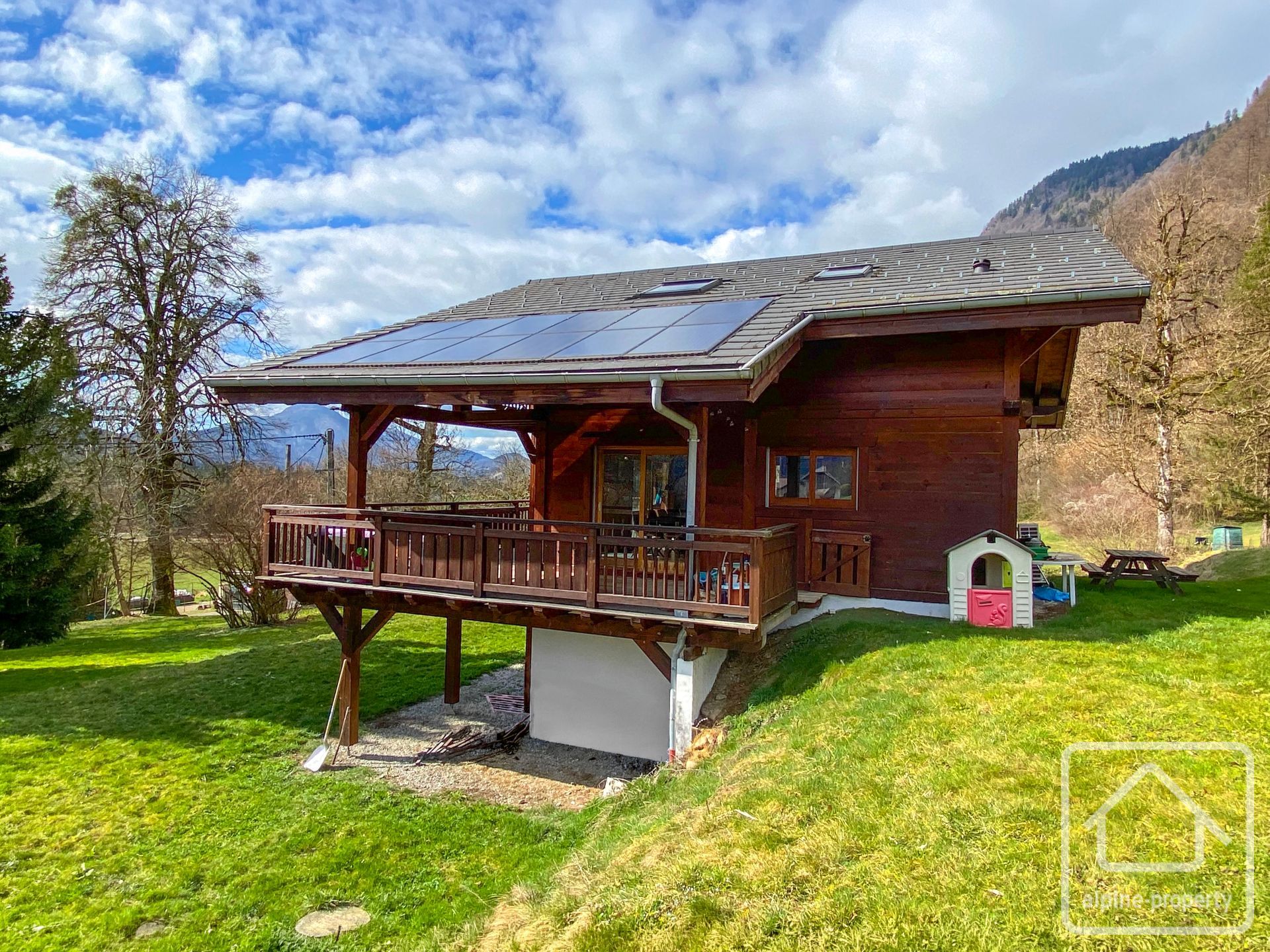 Four/five-bedroom, South-facing Chalet C.150 M² Of Habitable Space 10 Minutes Drive From Samoëns – BUCHE