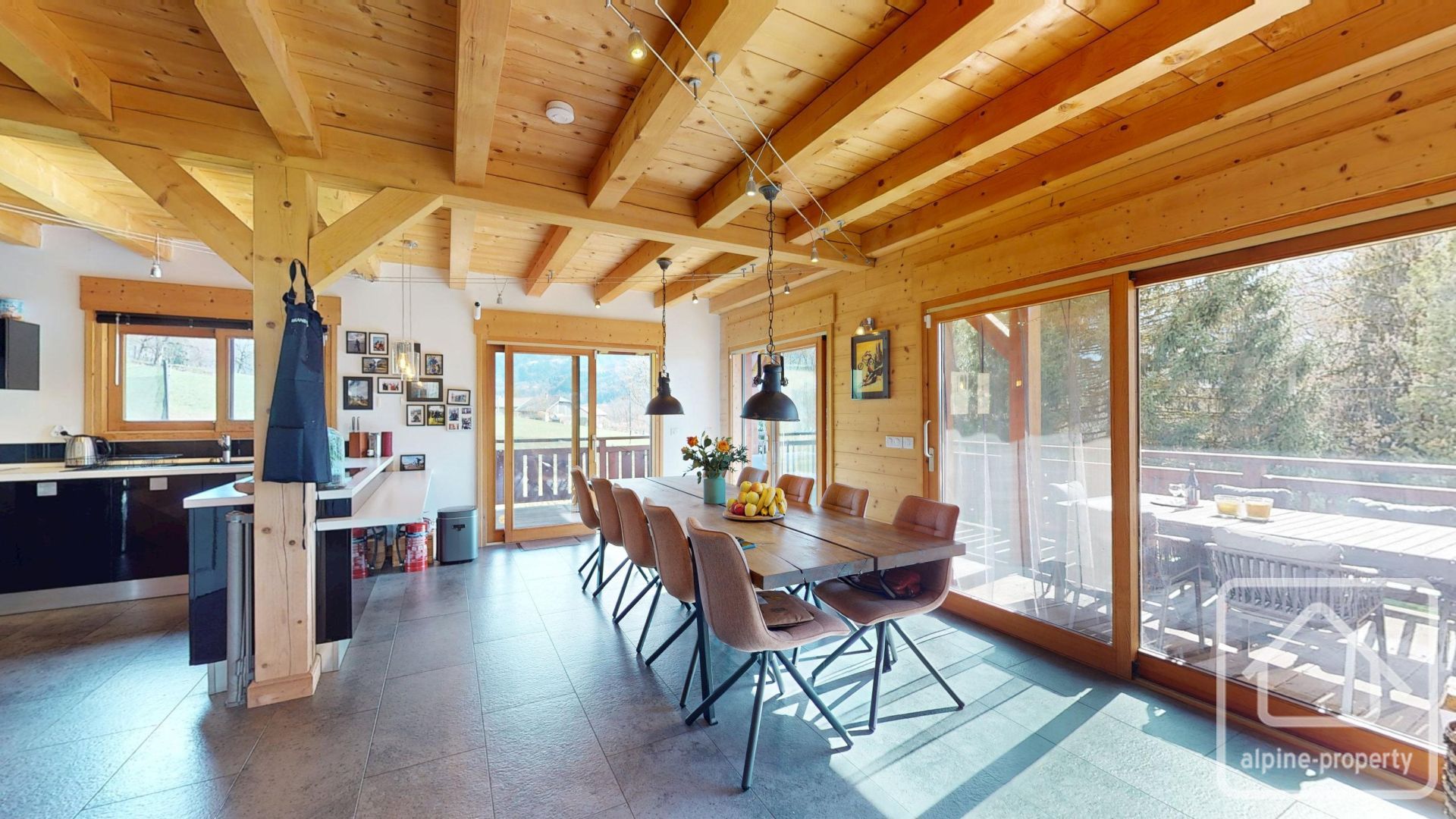 Four/five-bedroom, South-facing Chalet C.150 M² Of Habitable Space 10 Minutes Drive From Samoëns – BUCHE