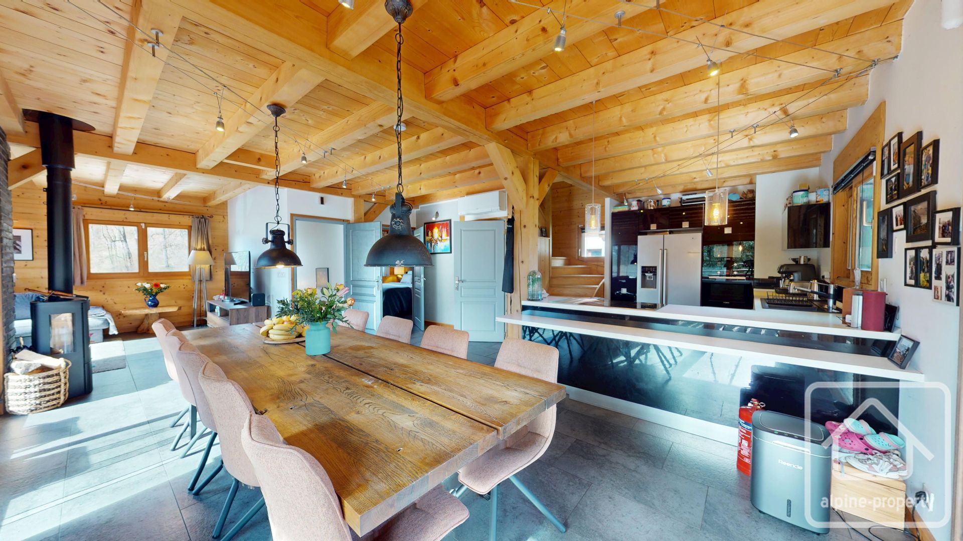 Four/five-bedroom, South-facing Chalet C.150 M² Of Habitable Space 10 Minutes Drive From Samoëns – BUCHE