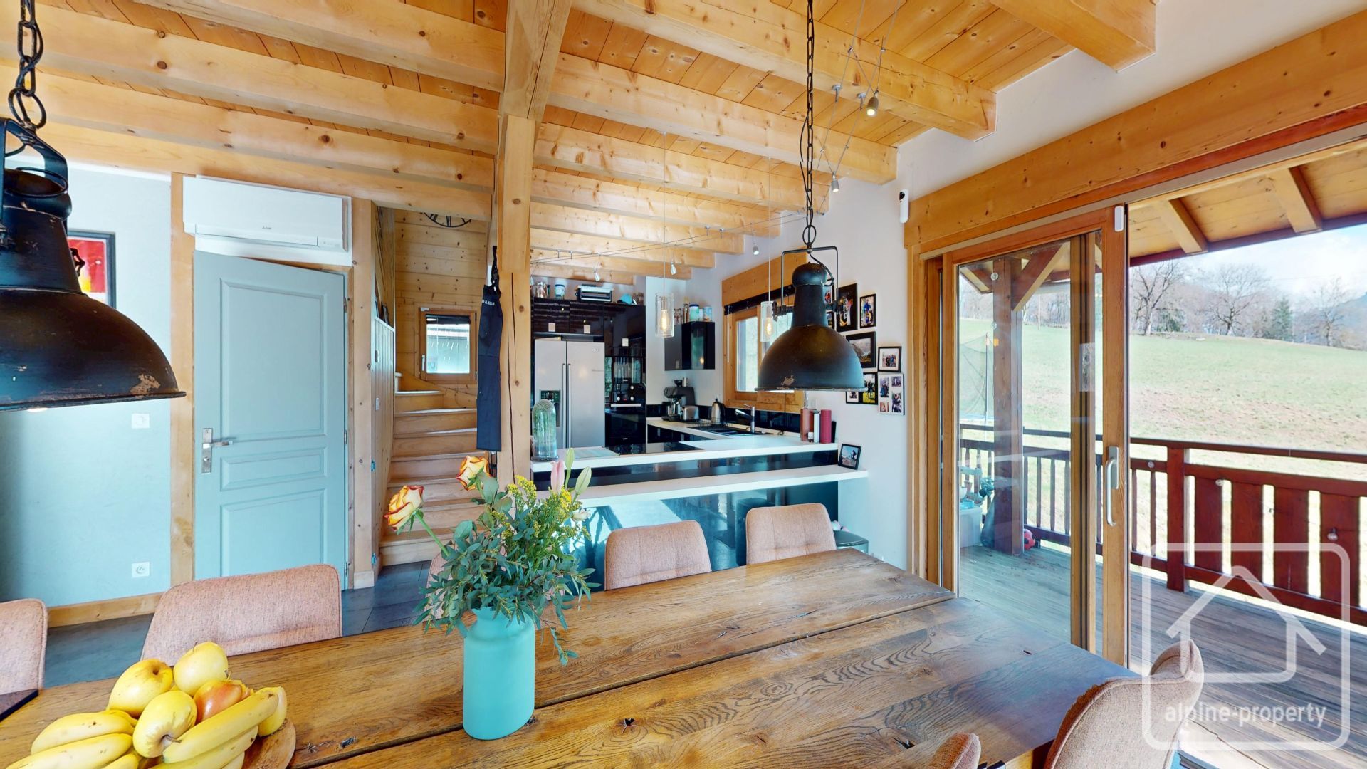 Four/five-bedroom, South-facing Chalet C.150 M² Of Habitable Space 10 Minutes Drive From Samoëns – BUCHE