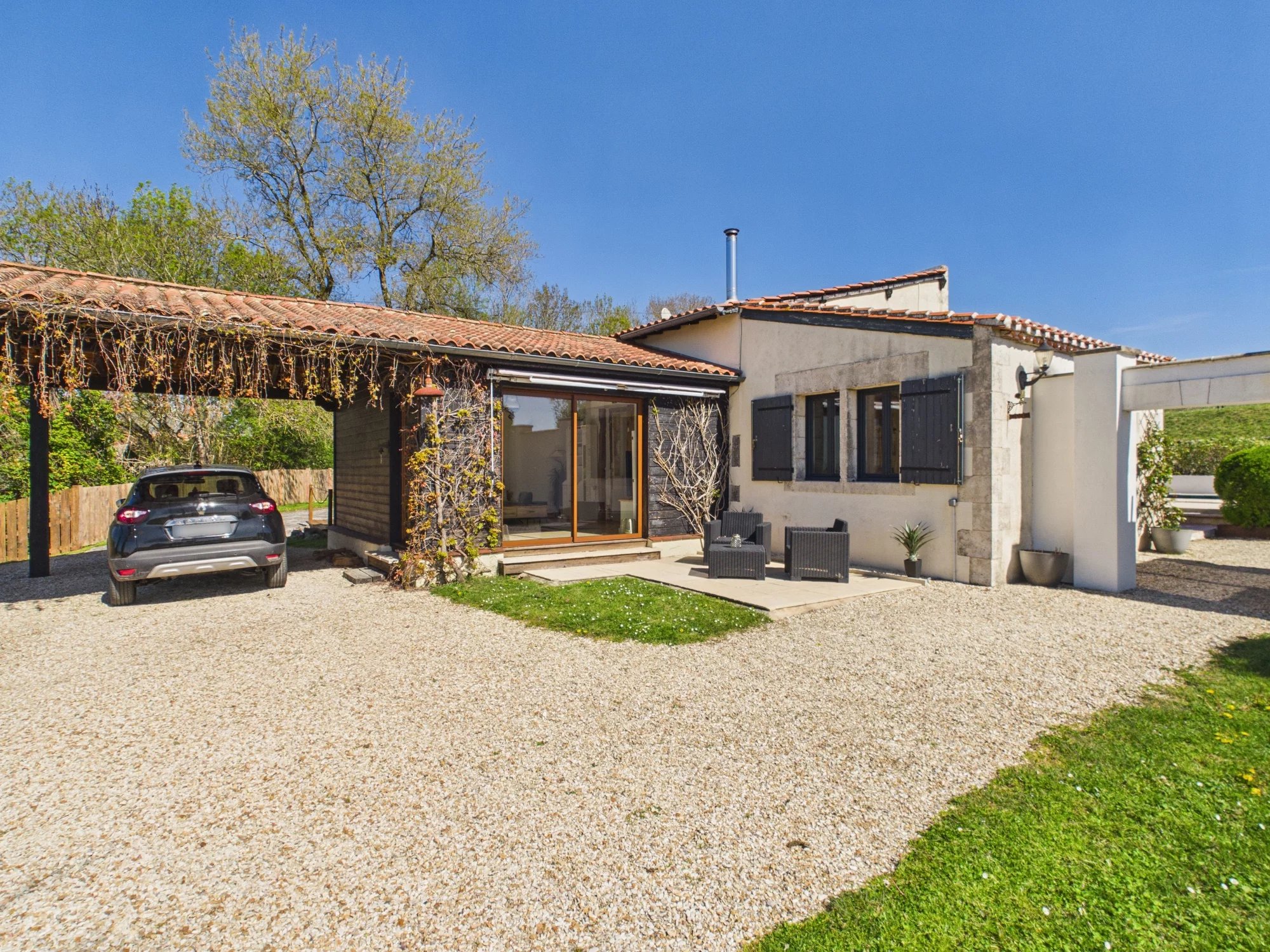 Charming barn conversion with panoramic countryside views, Poitou-Charentes – France – BVI82487