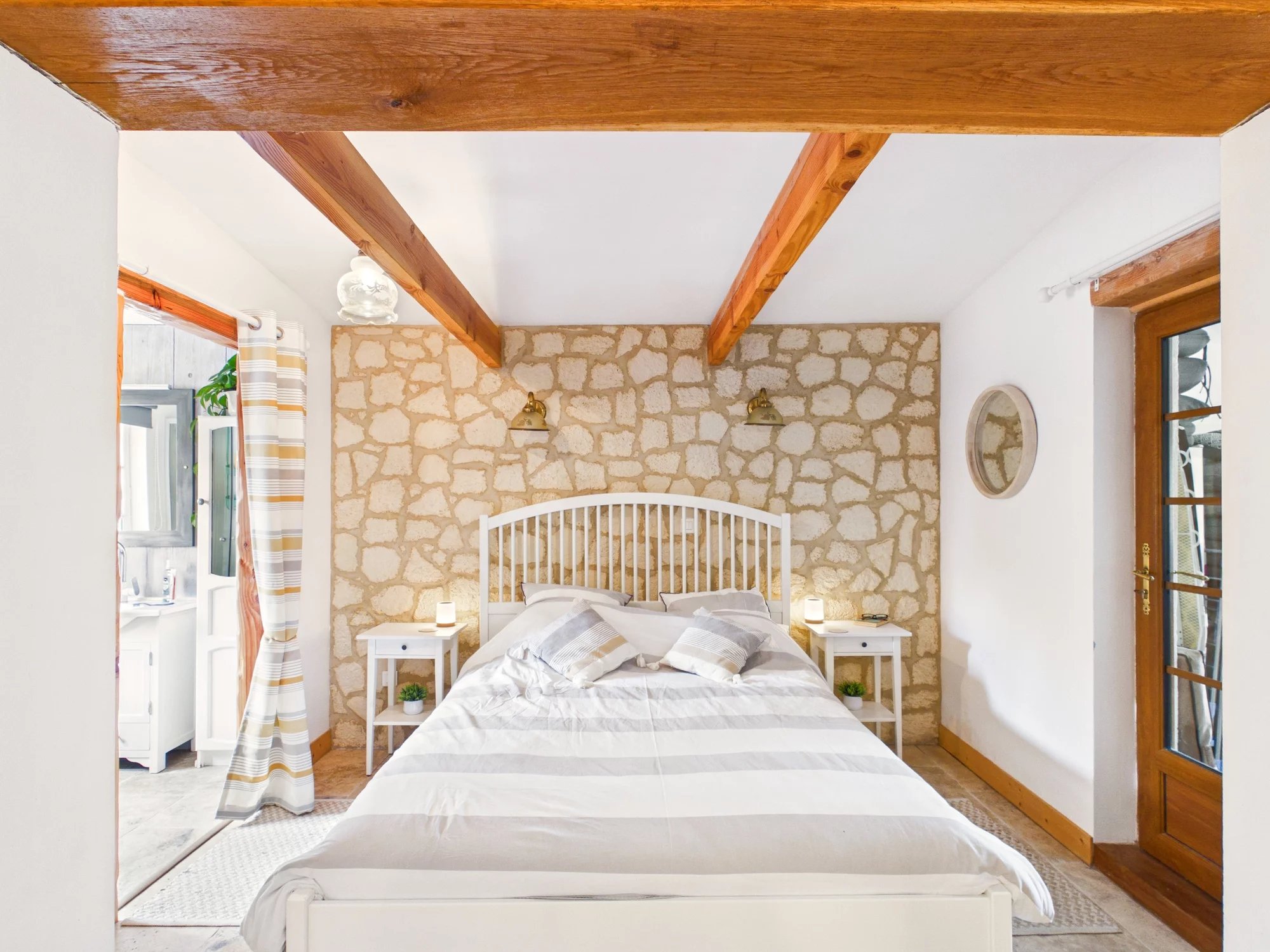 Charming barn conversion with panoramic countryside views, Poitou-Charentes – France – BVI82487