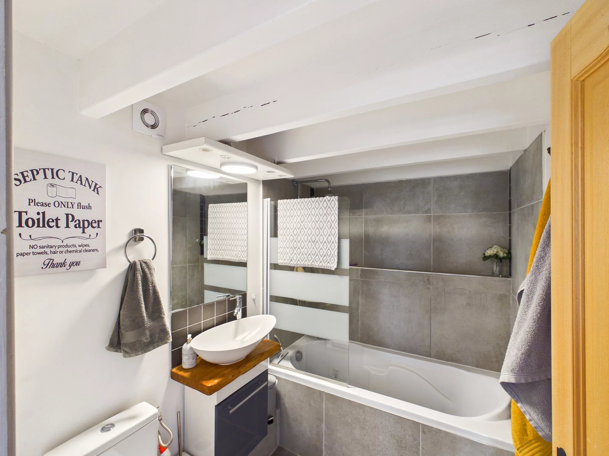 Charming barn conversion with panoramic countryside views, Poitou-Charentes – France – BVI82487