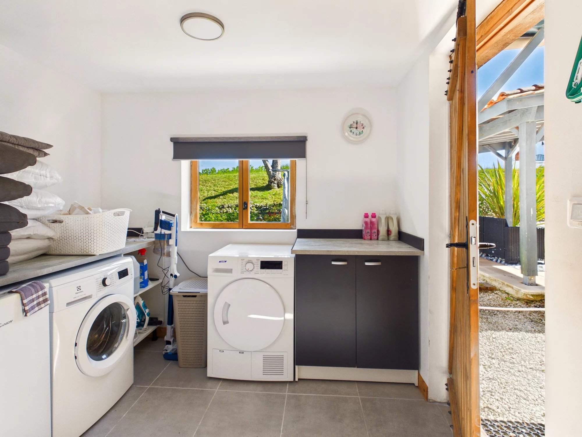 Charming barn conversion with panoramic countryside views, Poitou-Charentes – France – BVI82487