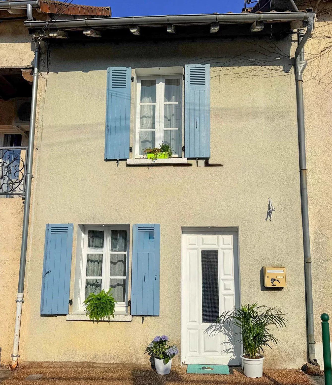 Charming village house with pretty garden in a popular village with amenities, Aquitaine – France – BVI85032