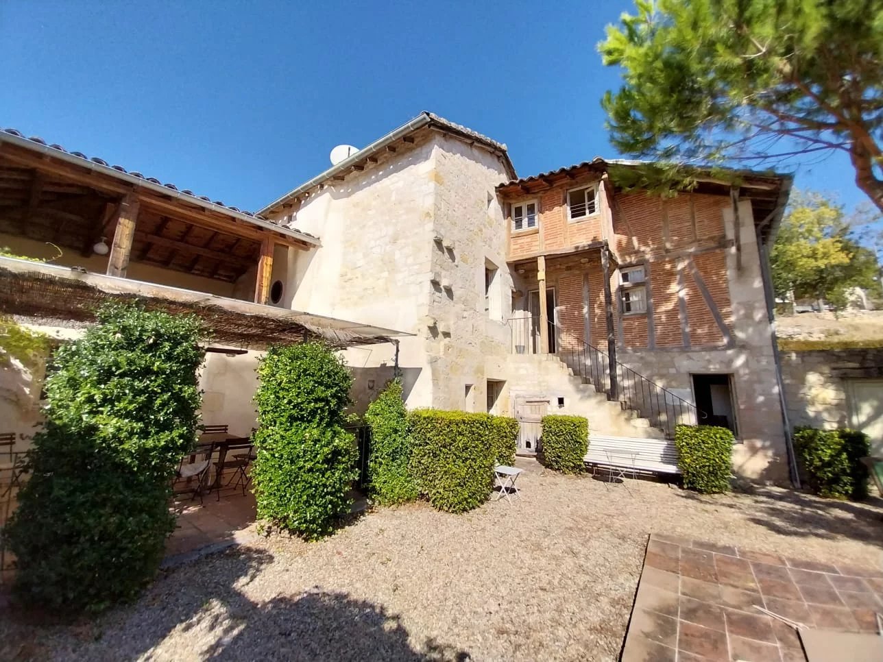Historic village property full of charm with garden and pool, Midi-Pyrénées – France – BVI72561
