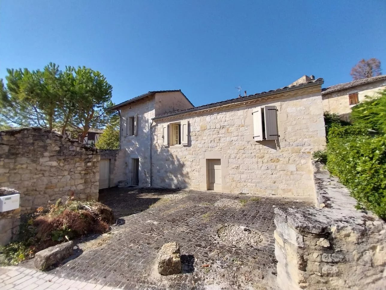 Historic village property full of charm with garden and pool, Midi-Pyrénées – France – BVI72561