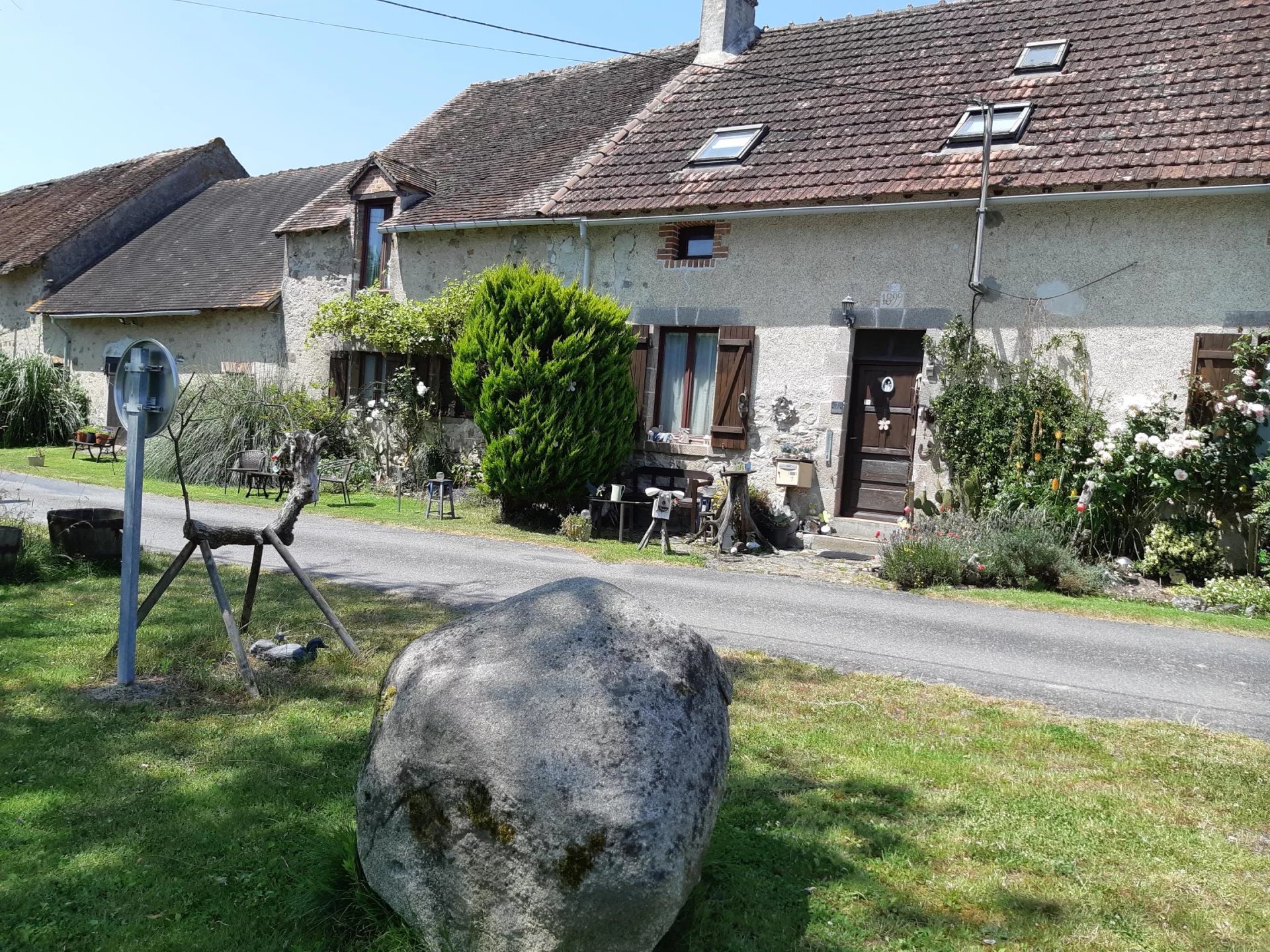 Turn of the century farmhouse, 76m frontage, numerous outbuildings, lovely in ground pool and business opportunity, Limousin – France – BVI61000