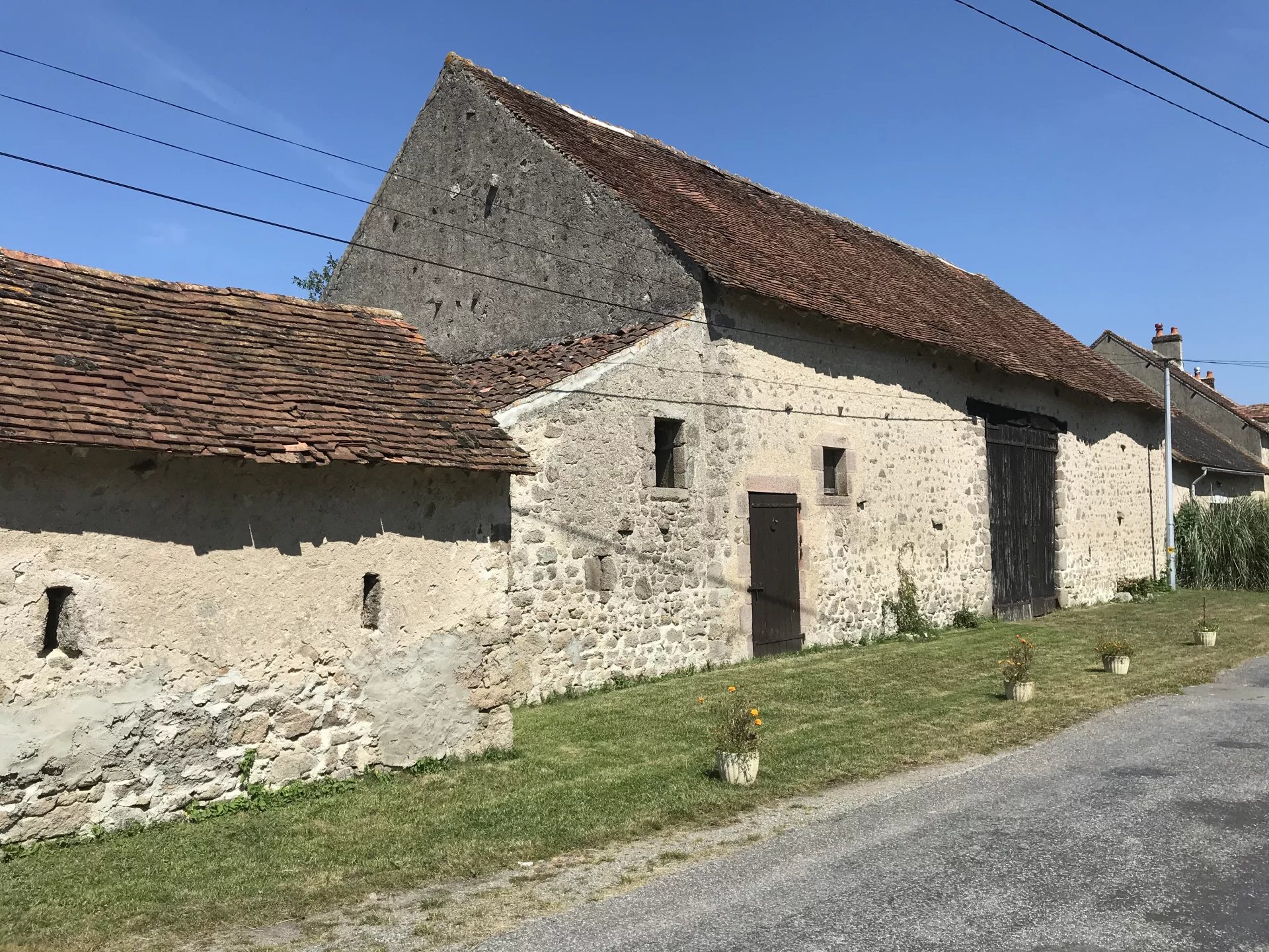 Turn of the century farmhouse, 76m frontage, numerous outbuildings, lovely in ground pool and business opportunity, Limousin – France – BVI61000