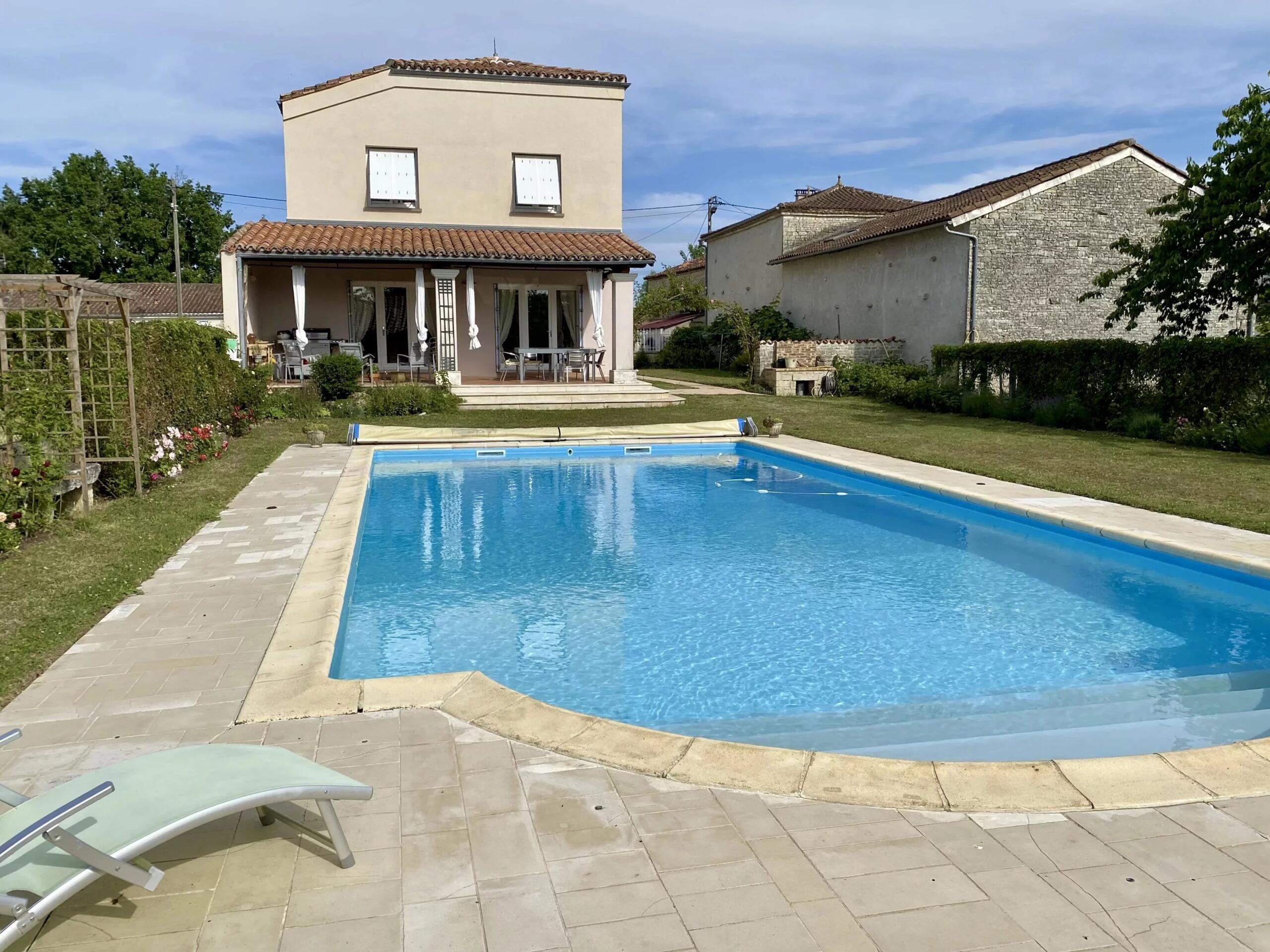 Superbe maison rénovée avec piscine, à proximité de Mansle, Aquitaine – France – BVI85015