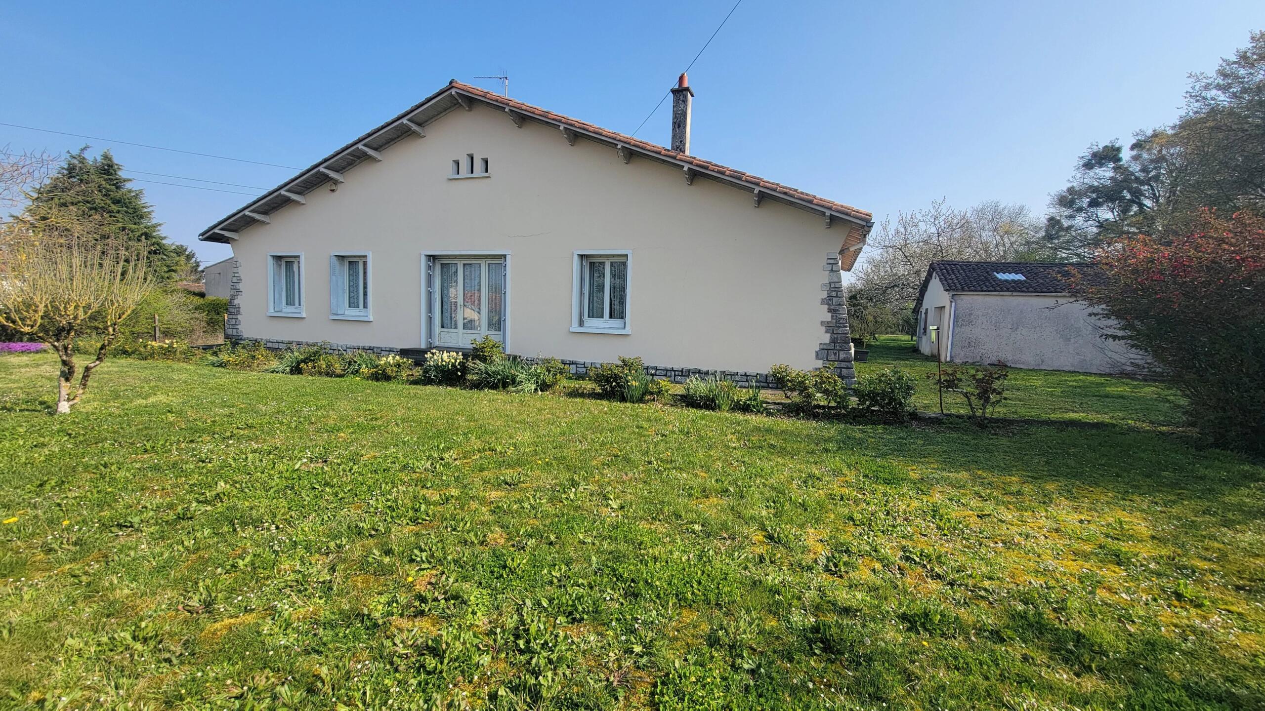 Single-storey house offering three bedrooms, garages, and outbuilding, set on 4,588 m² plot, Poitou-Charentes – France – BVI82774