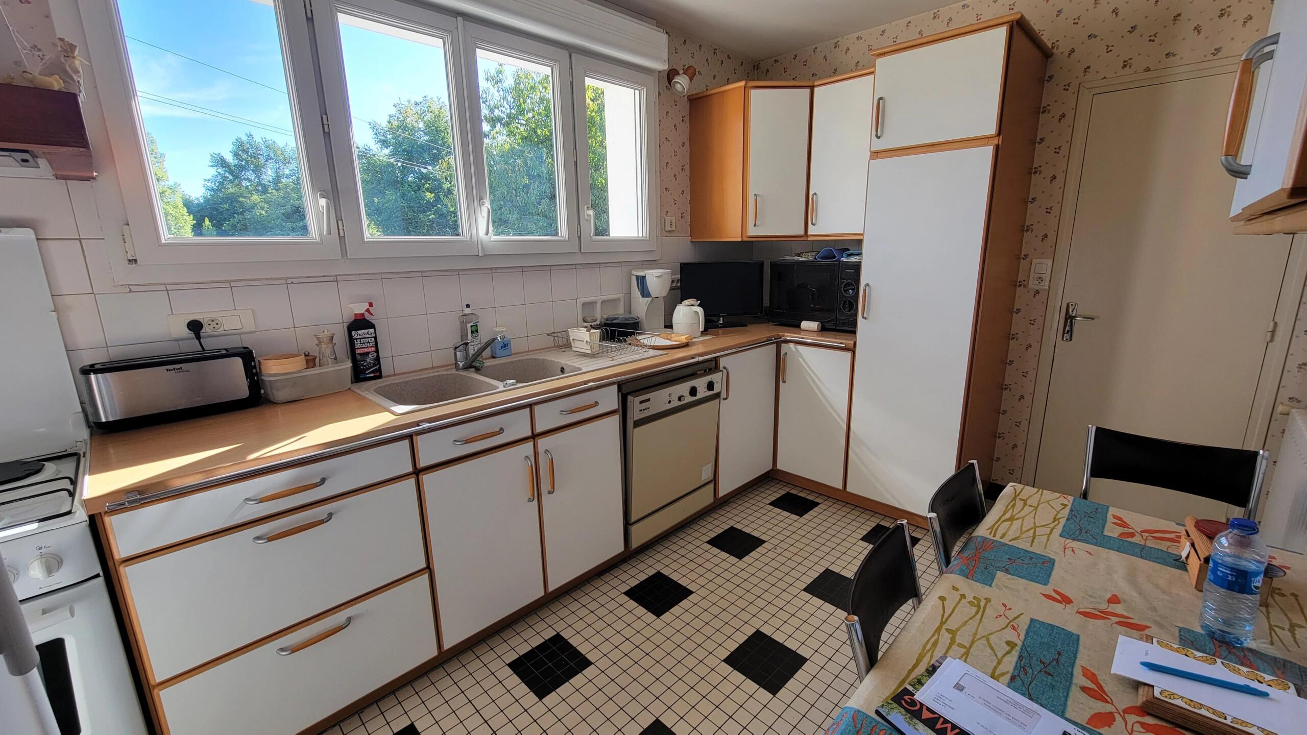 Single-storey house offering three bedrooms, garages, and outbuilding, set on 4,588 m² plot, Poitou-Charentes – France – BVI82774