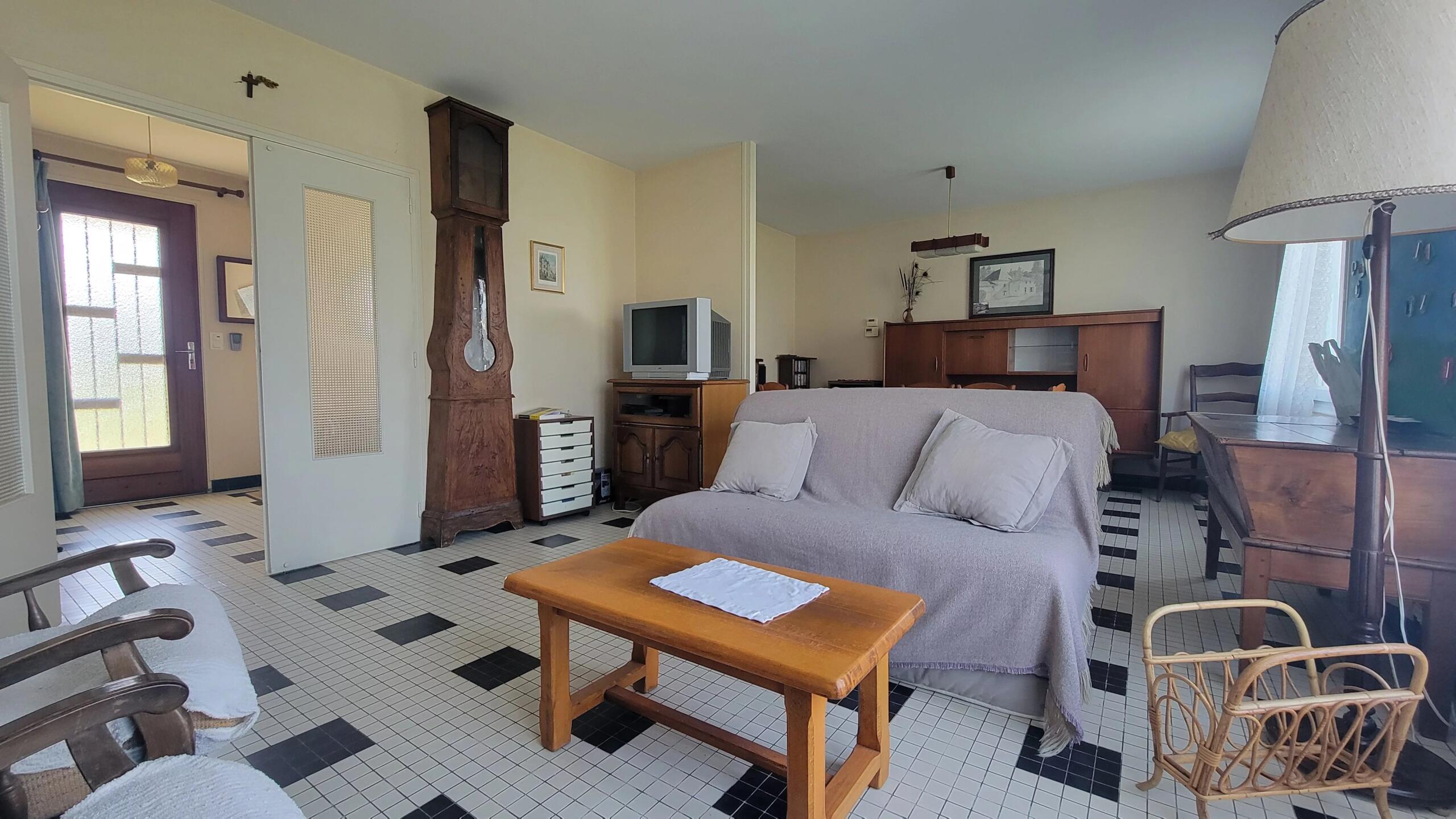 Single-storey house offering three bedrooms, garages, and outbuilding, set on 4,588 m² plot, Poitou-Charentes – France – BVI82774