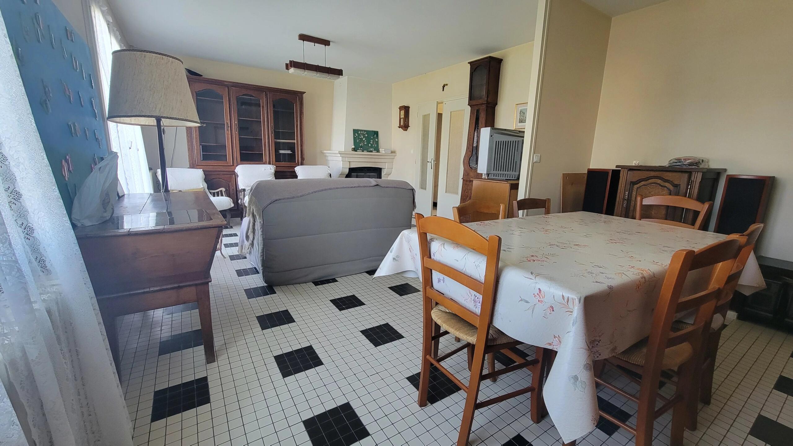 Single-storey house offering three bedrooms, garages, and outbuilding, set on 4,588 m² plot, Poitou-Charentes – France – BVI82774