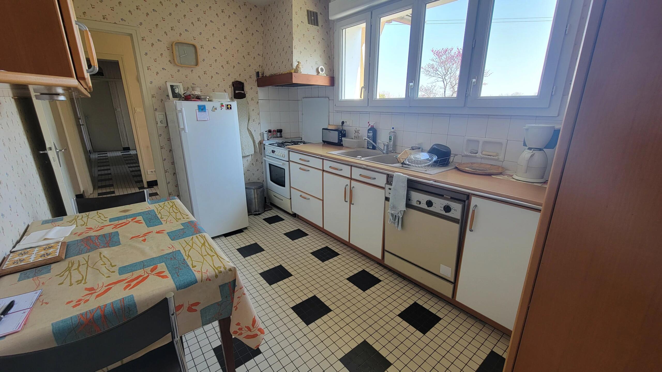 Single-storey house offering three bedrooms, garages, and outbuilding, set on 4,588 m² plot, Poitou-Charentes – France – BVI82774