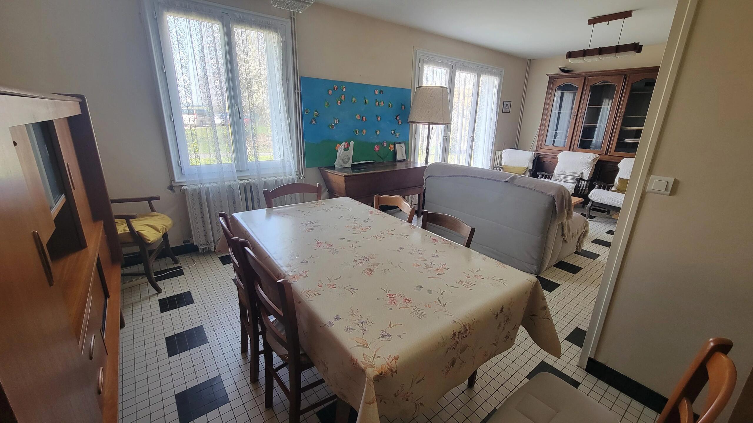 Single-storey house offering three bedrooms, garages, and outbuilding, set on 4,588 m² plot, Poitou-Charentes – France – BVI82774