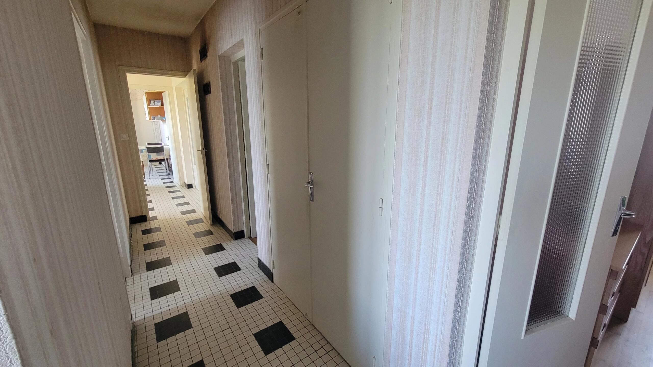 Single-storey house offering three bedrooms, garages, and outbuilding, set on 4,588 m² plot, Poitou-Charentes – France – BVI82774