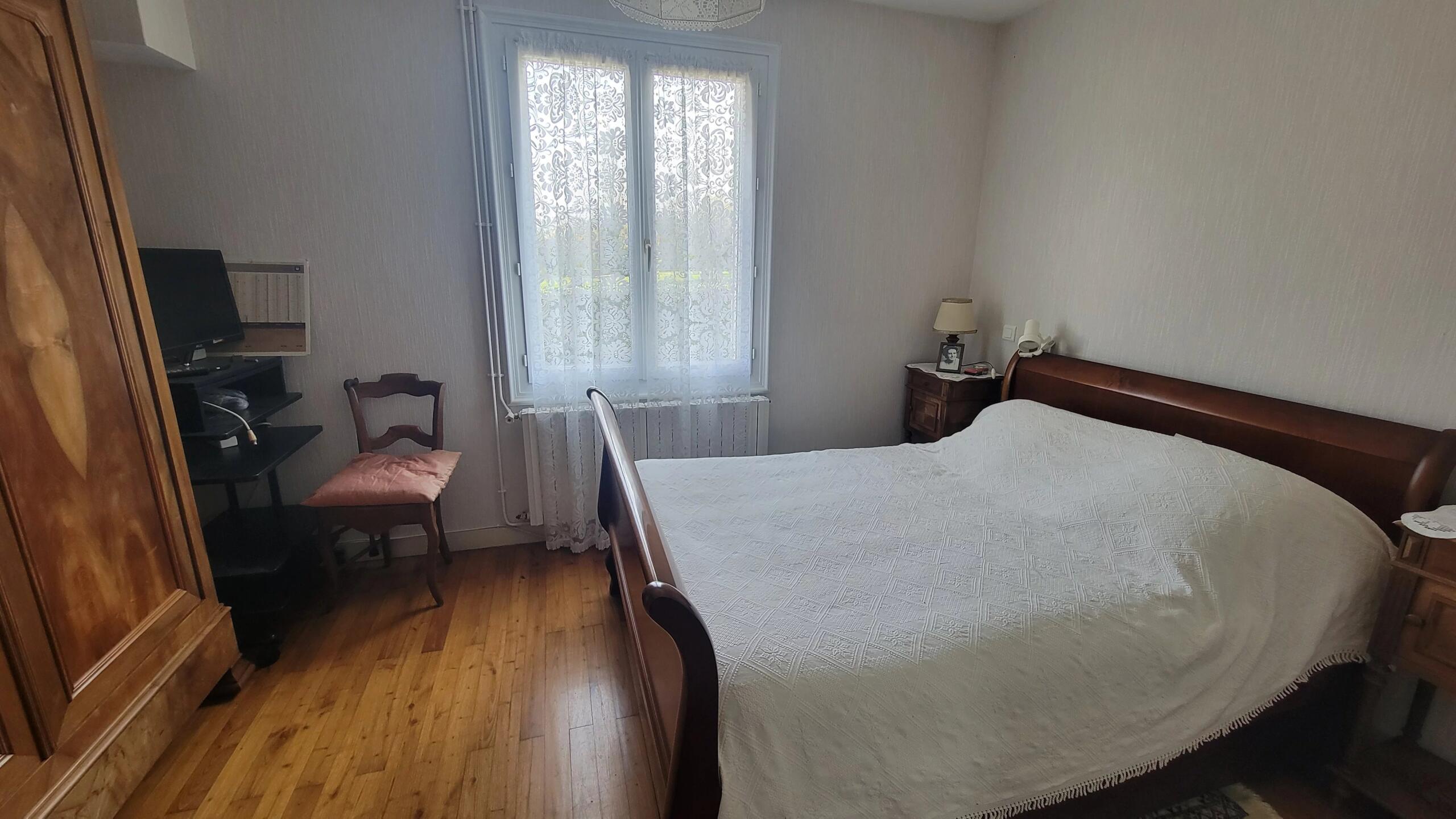 Single-storey house offering three bedrooms, garages, and outbuilding, set on 4,588 m² plot, Poitou-Charentes – France – BVI82774