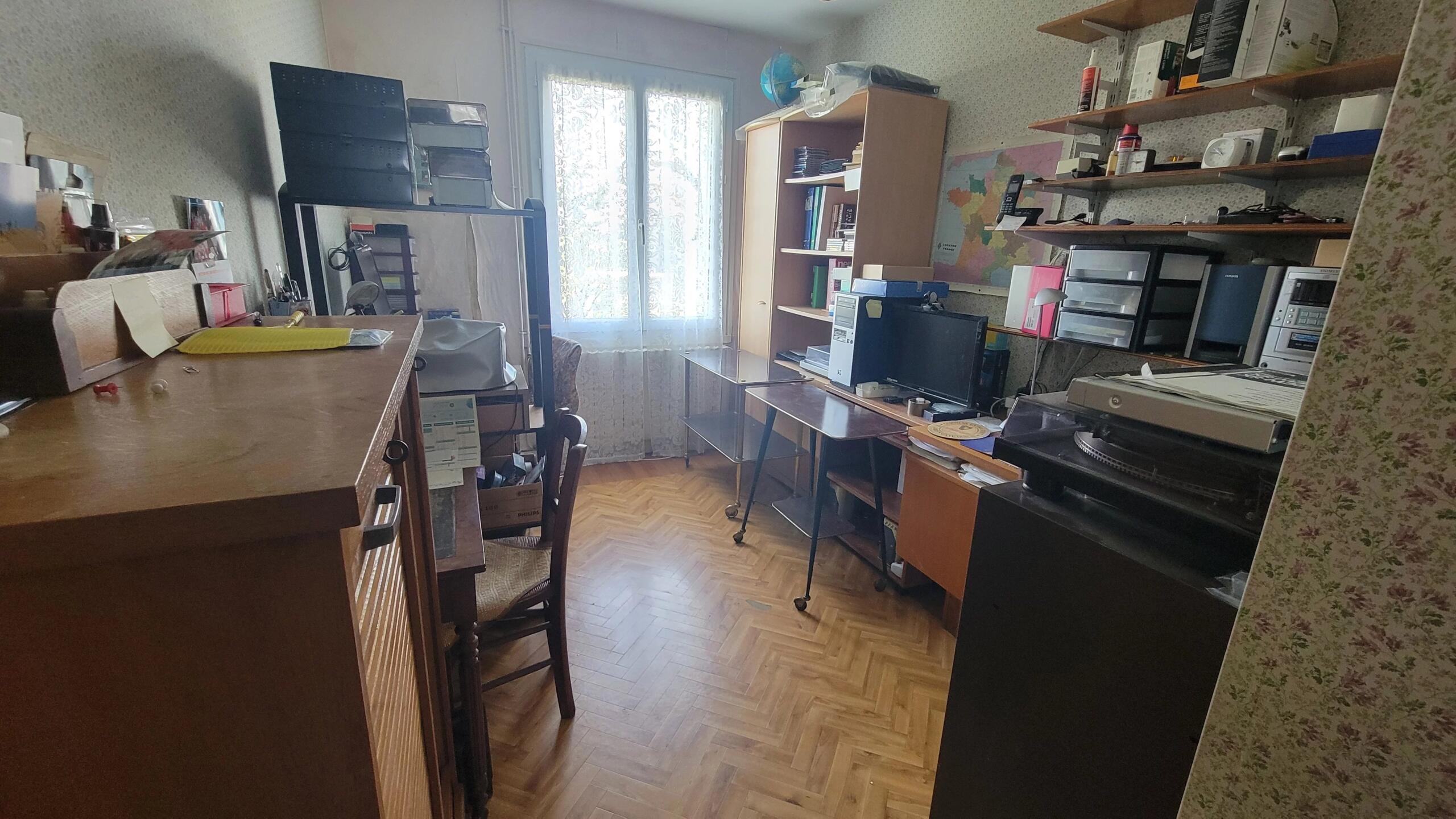 Single-storey house offering three bedrooms, garages, and outbuilding, set on 4,588 m² plot, Poitou-Charentes – France – BVI82774