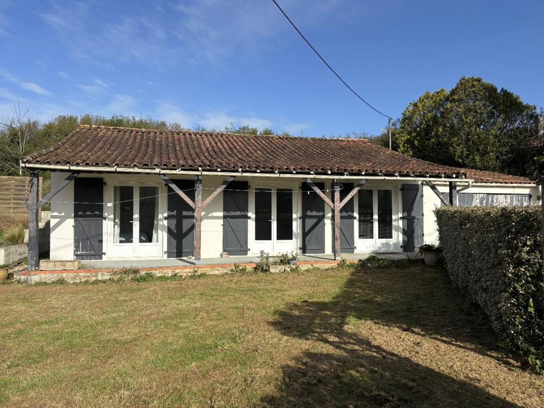 2 bedroom maison individuelle in Genouille, Vienne, France