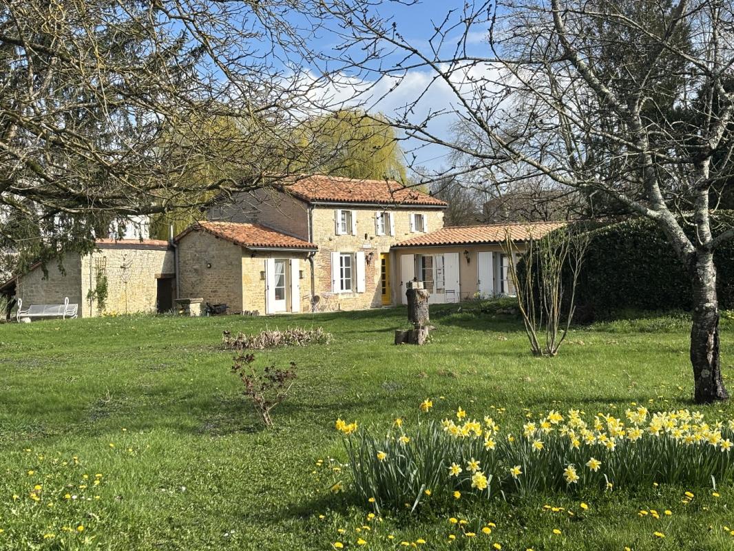 3 bedroom maison in Ruffec, Charente, France