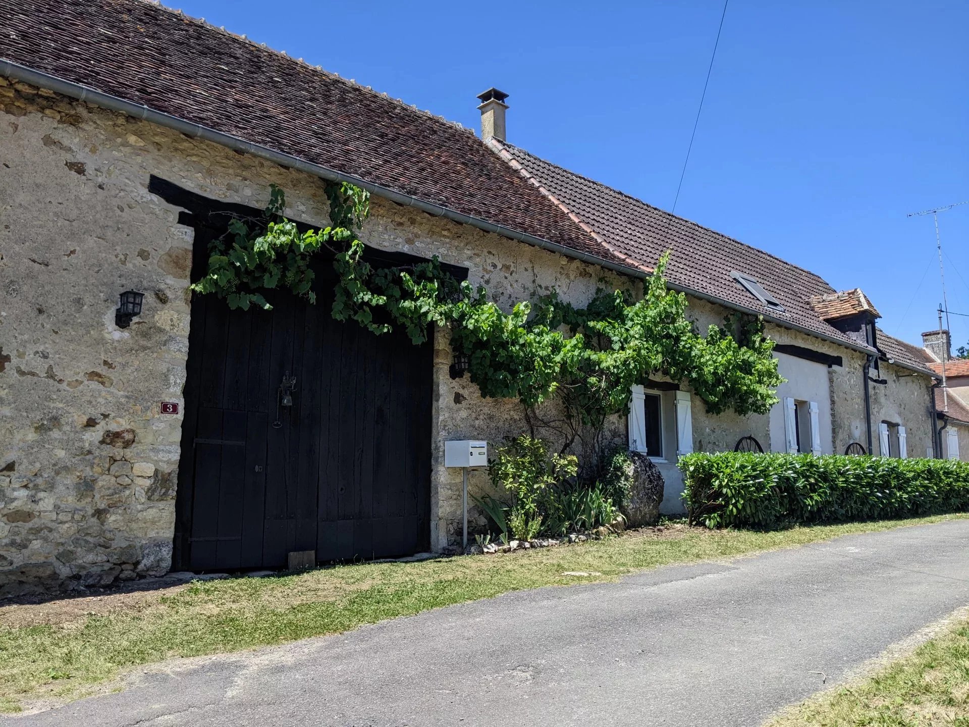 Exquisite 3 bedroom character property with large garden and private woodland, Poitou-Charentes – France – BVI74128