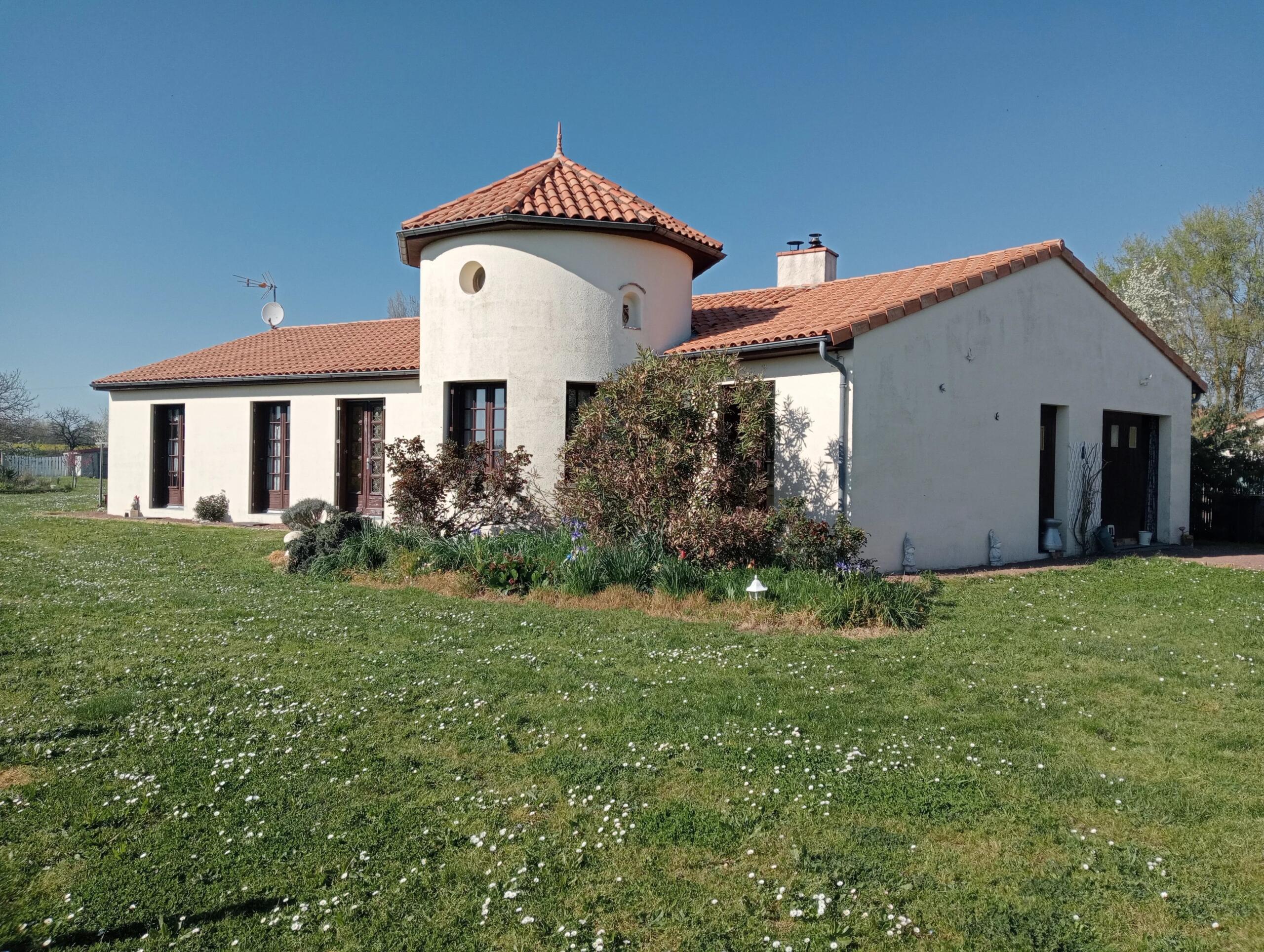 Striking design with heated pool, Poitou-Charentes – France – BVI84831