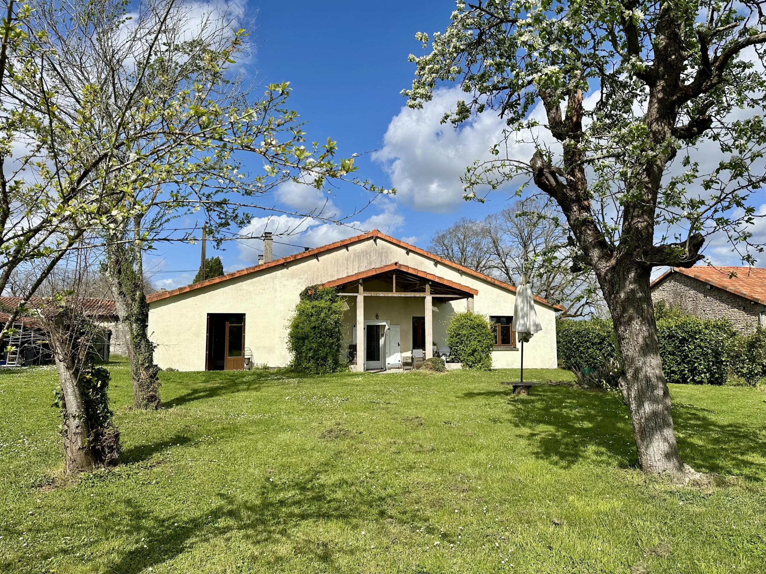 Charming single-storey home in a peaceful hamlet, Poitou-Charentes – France – BVI85022