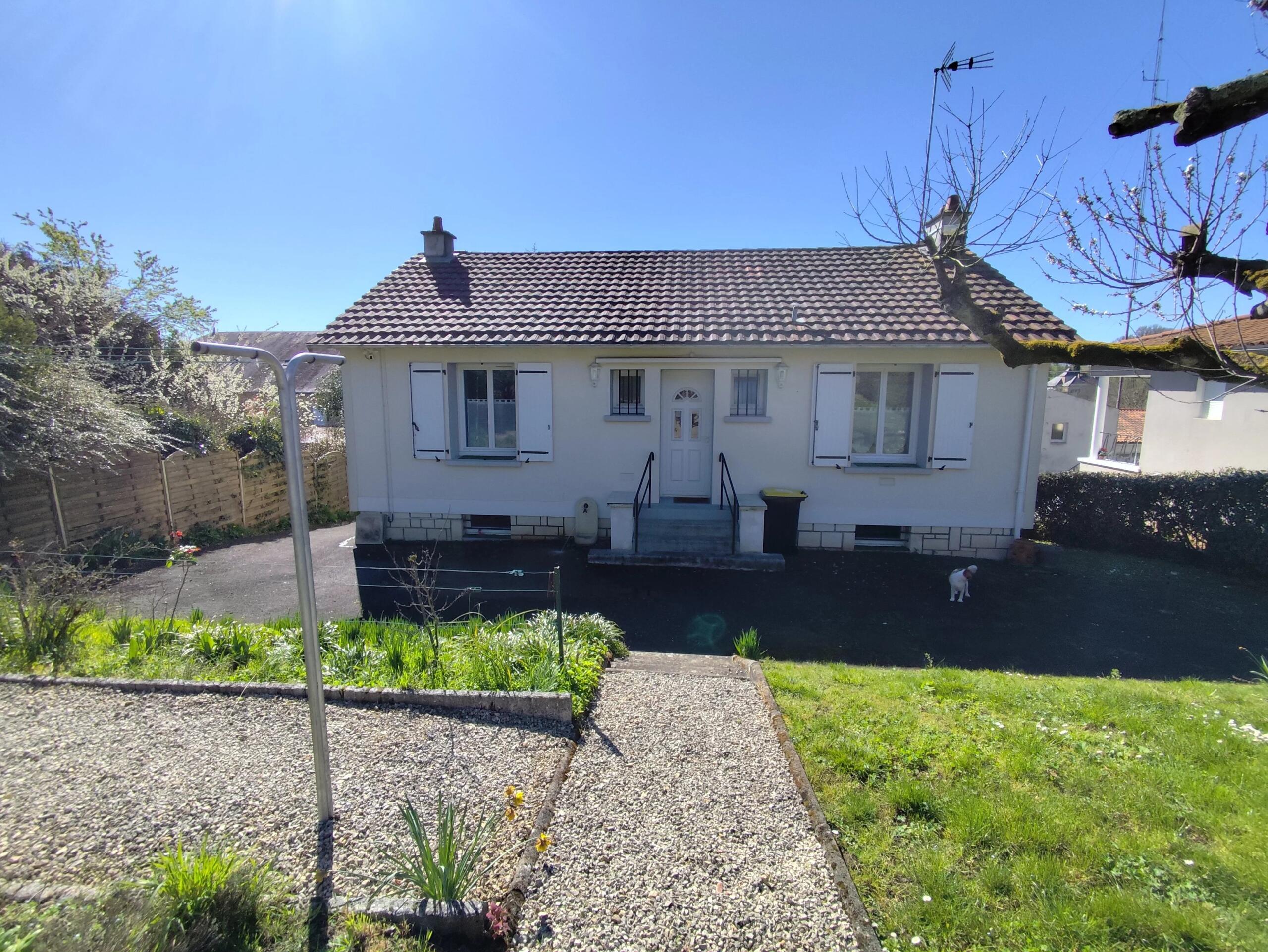 Light and airy 2-bed townhouse with private garden, garage and views, Poitou-Charentes – France – BVI85001